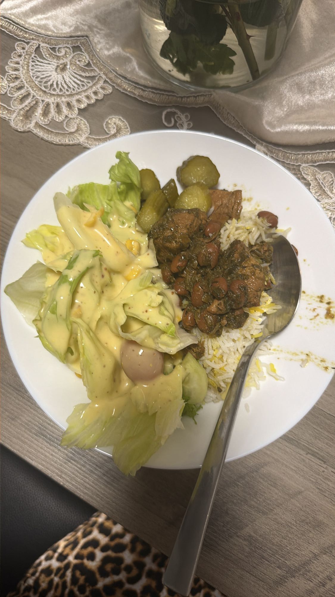 Reis mit Fleisch und Salat