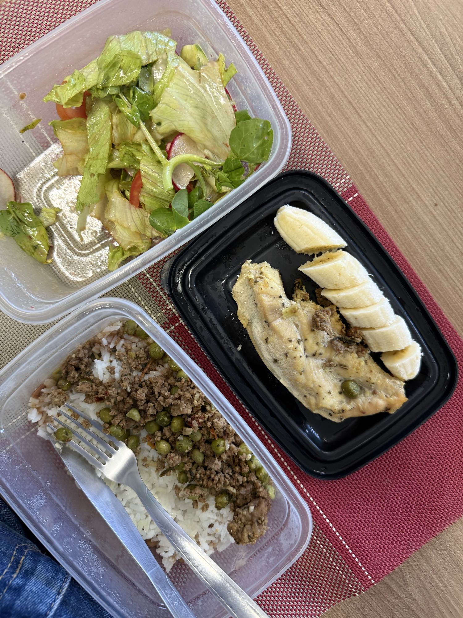 Arroz com carne e salada