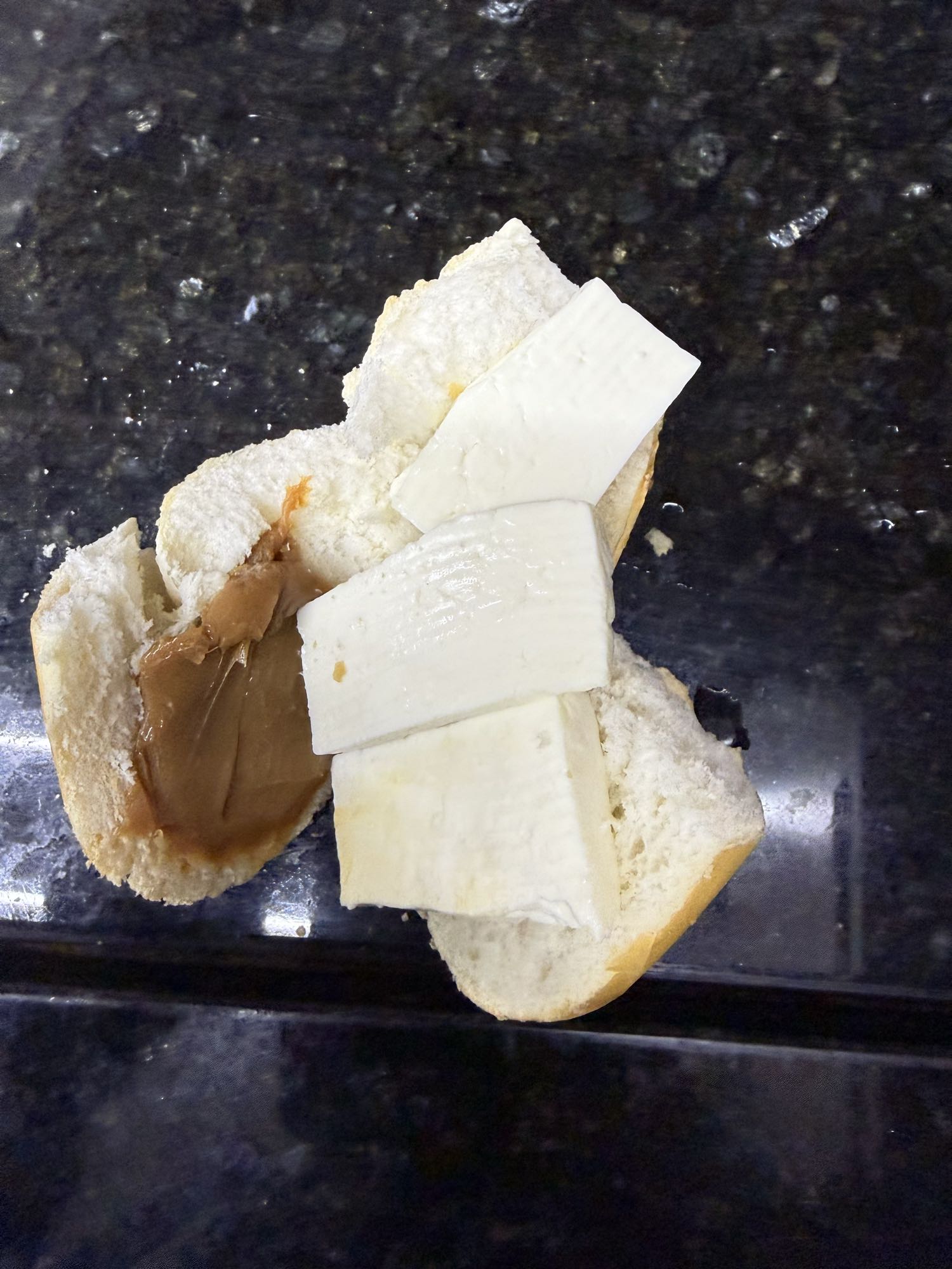 Pão com queijo e doce