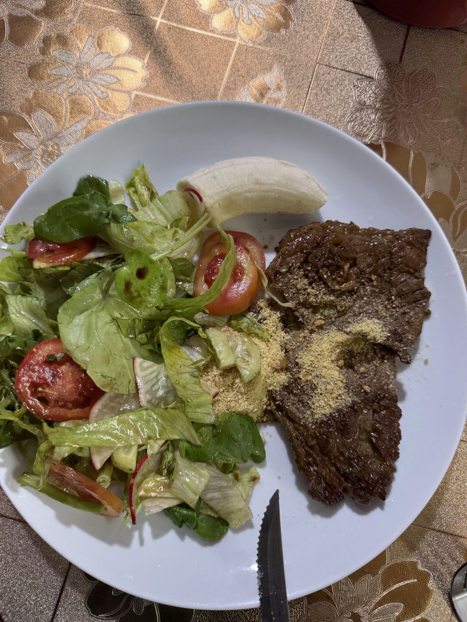Bife com salada e banana