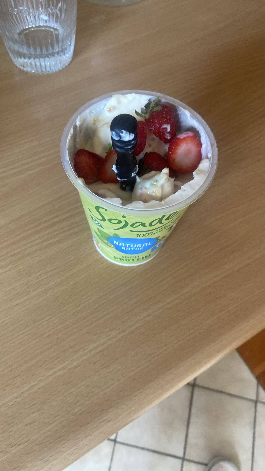 Jogurt proteinowy z truskawkami