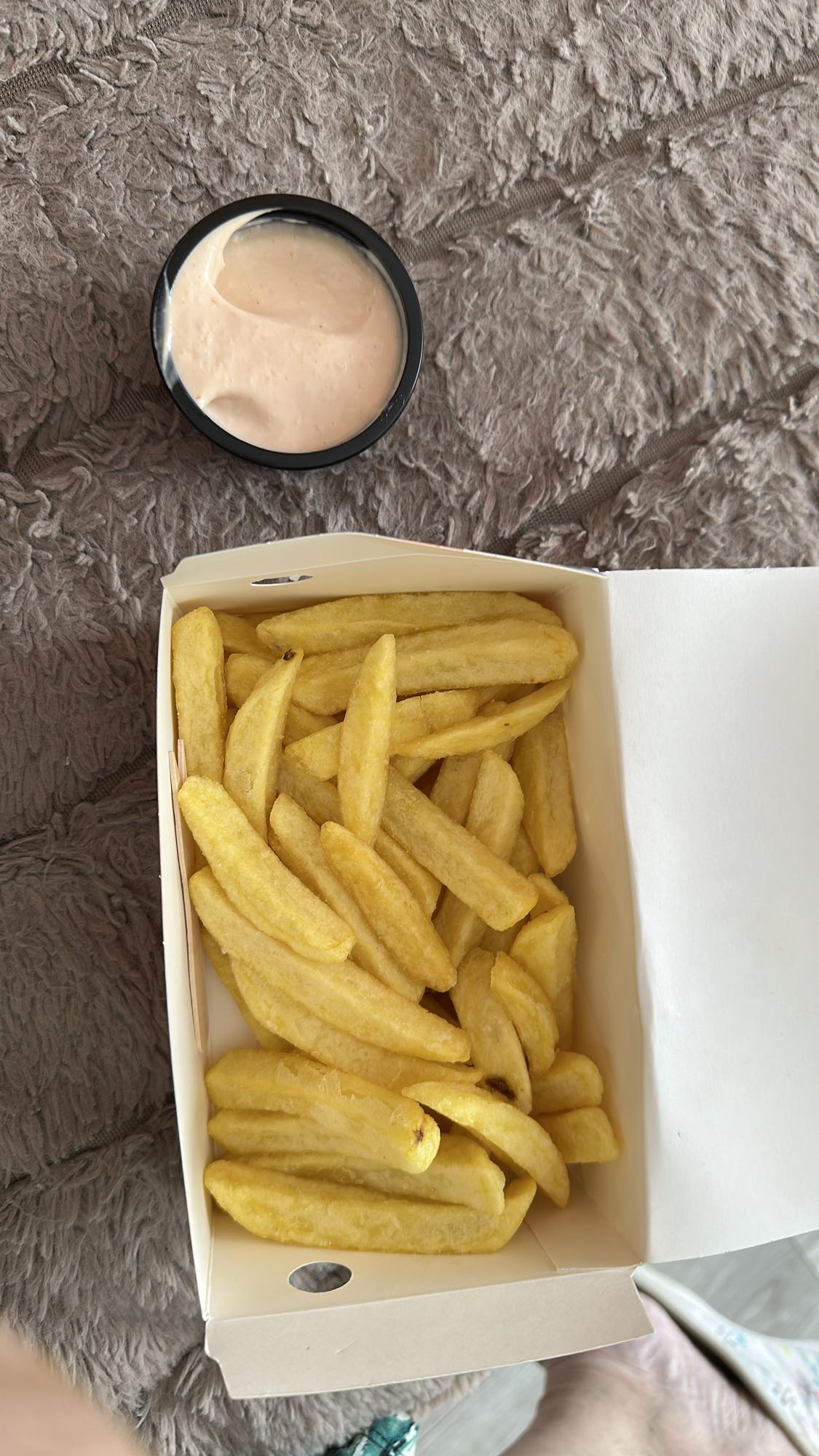Frytki z sosem