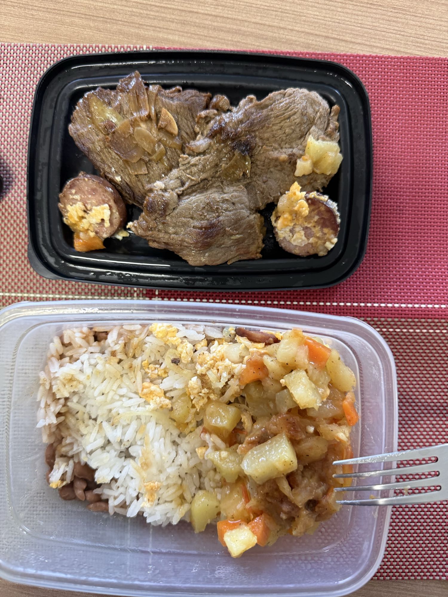 prato com carne e arroz