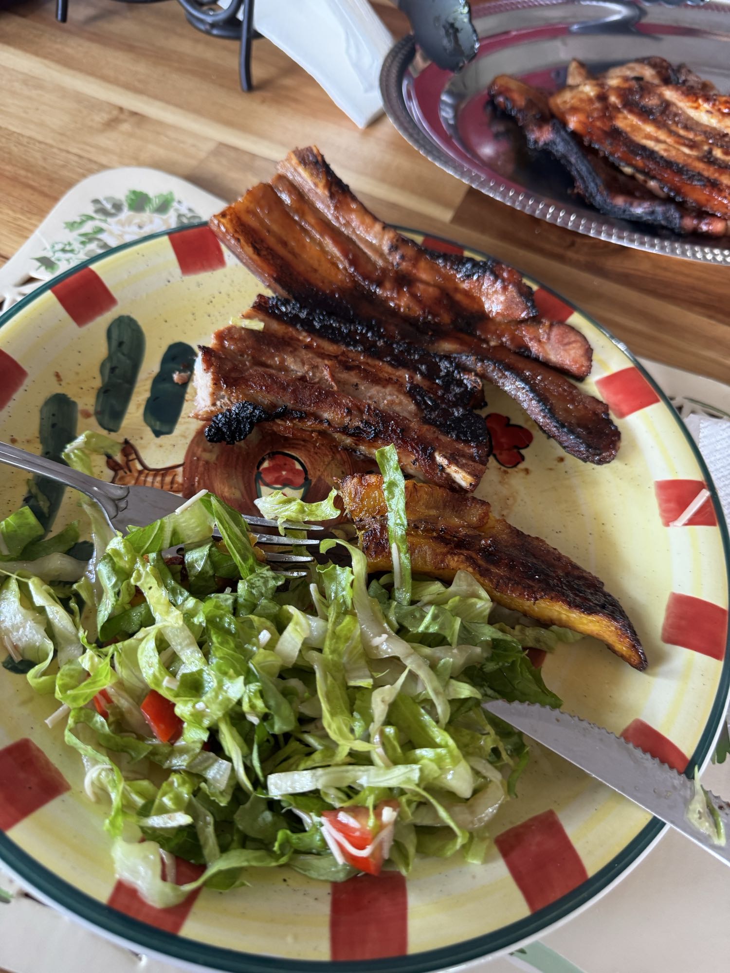 costillas con ensalada