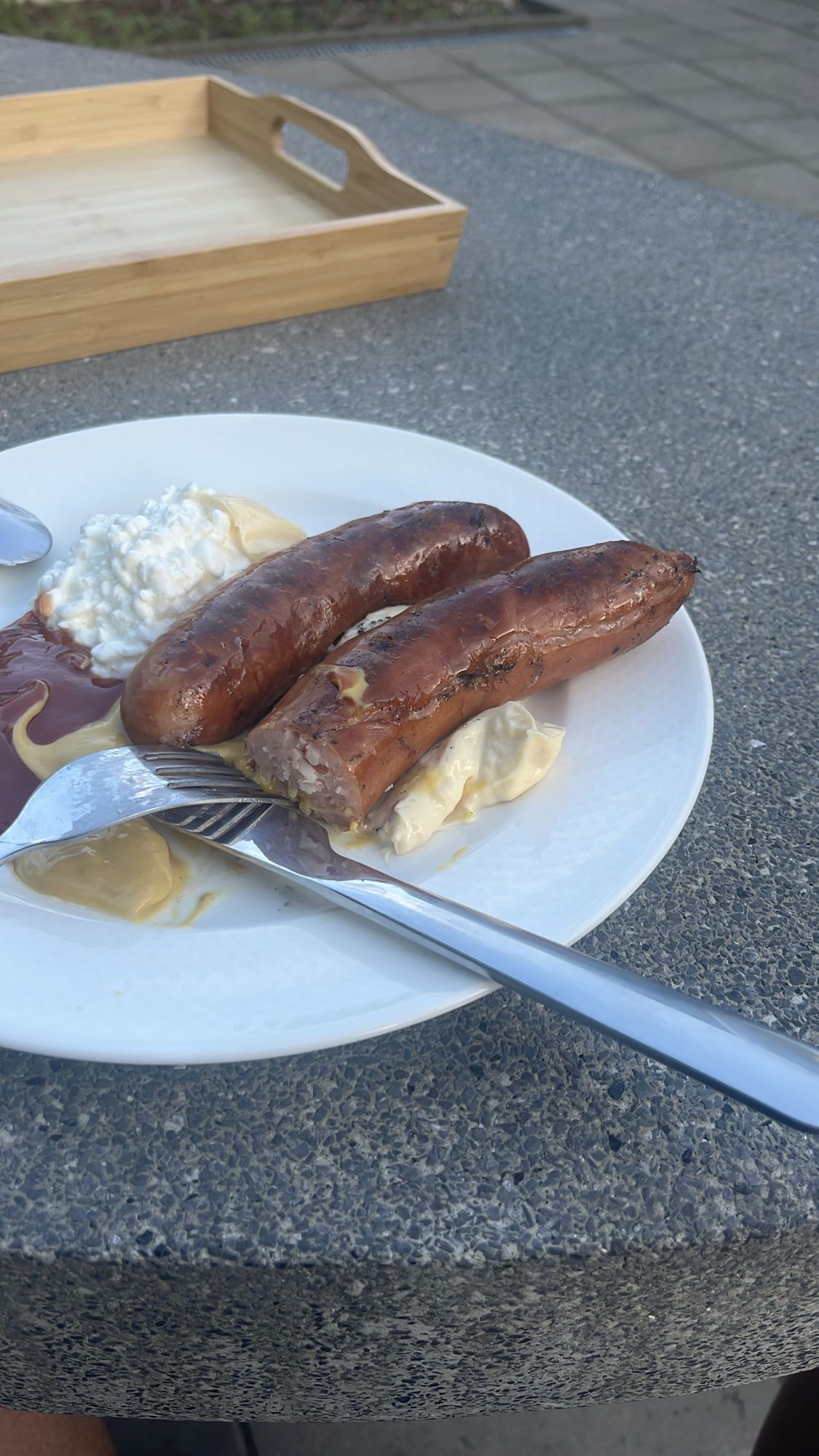 Grillkorv med tillbehör