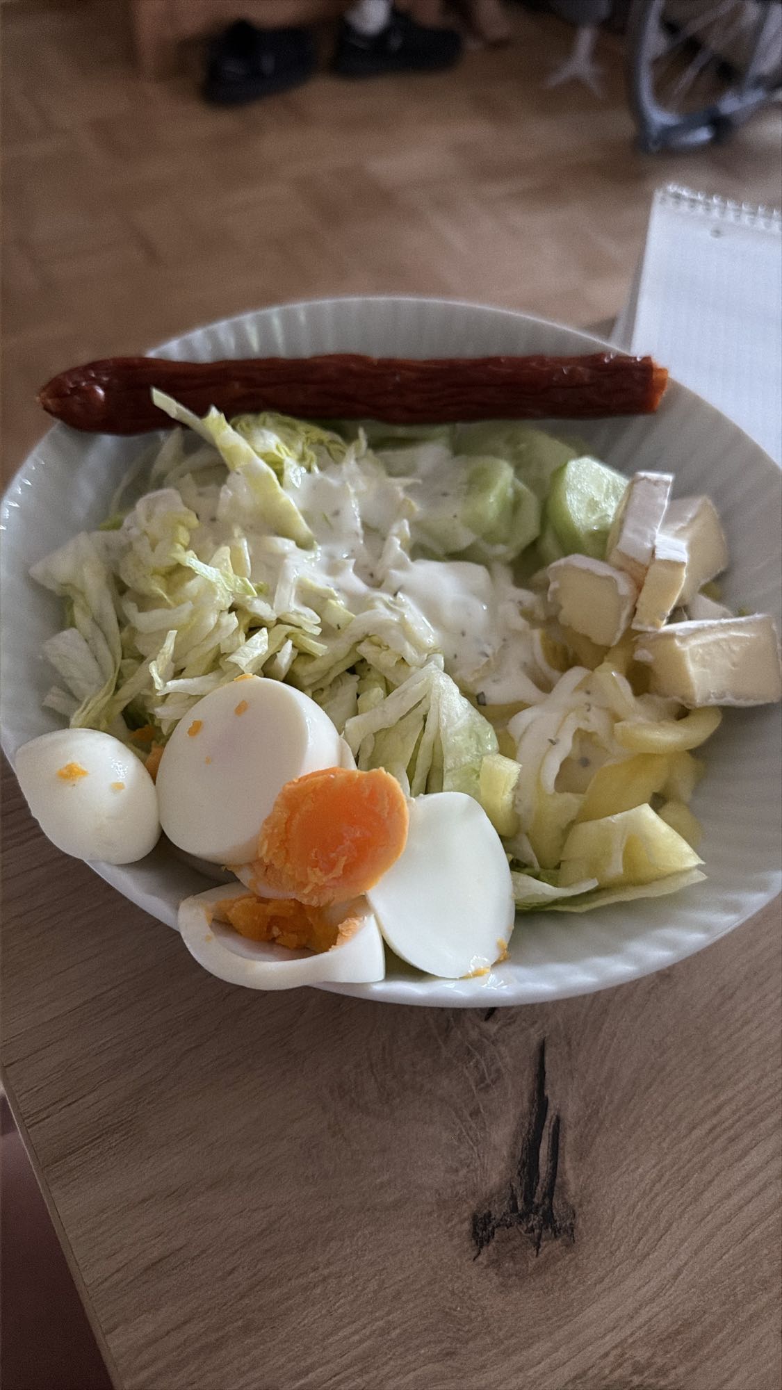 Salat mit Ei und Wurst