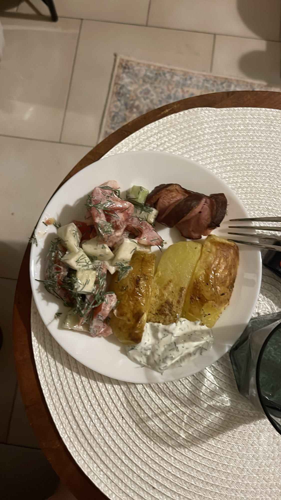 Картофель с салатом, беконом и сосиской