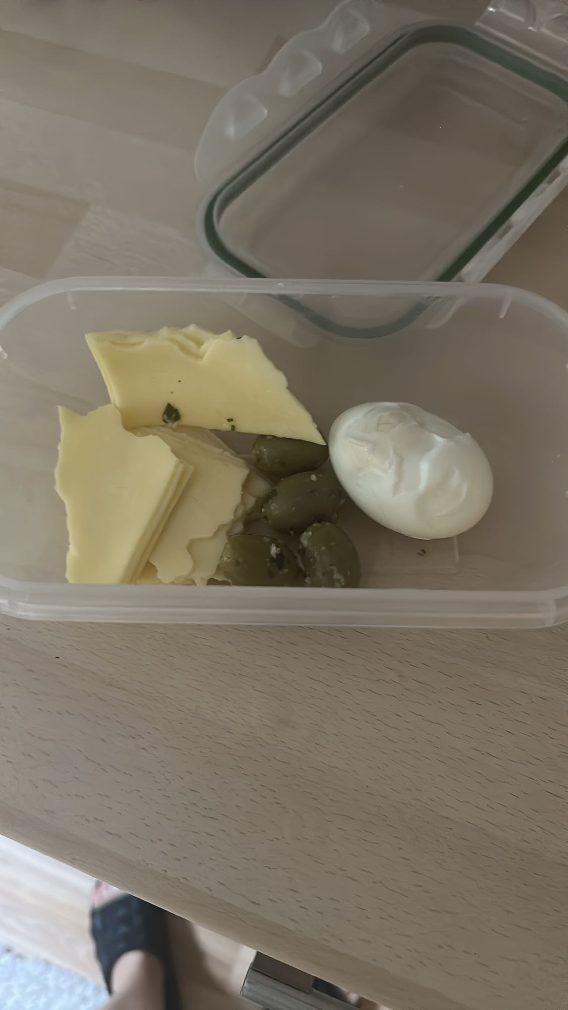 Ei mit Kaese und Oliven