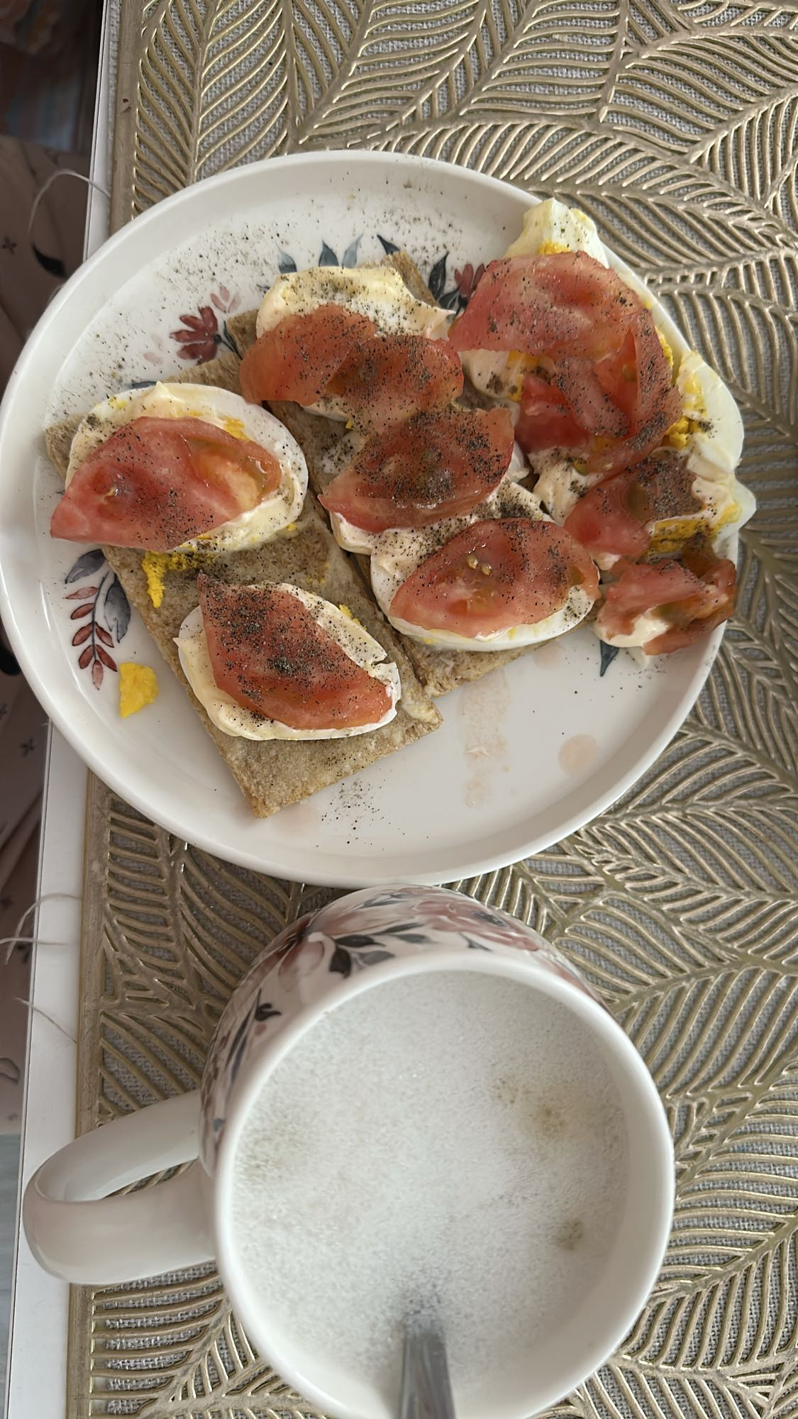 Kanapki z jajkiem i pomidorem