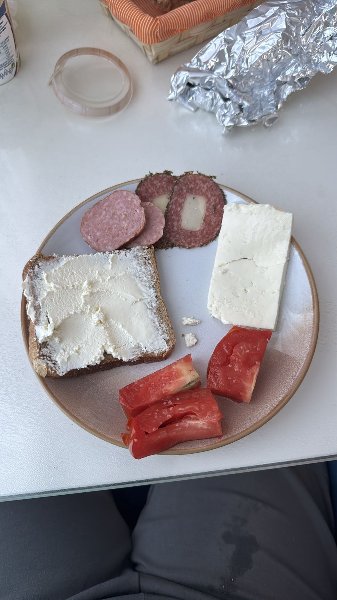 Tartina cu branza si salam