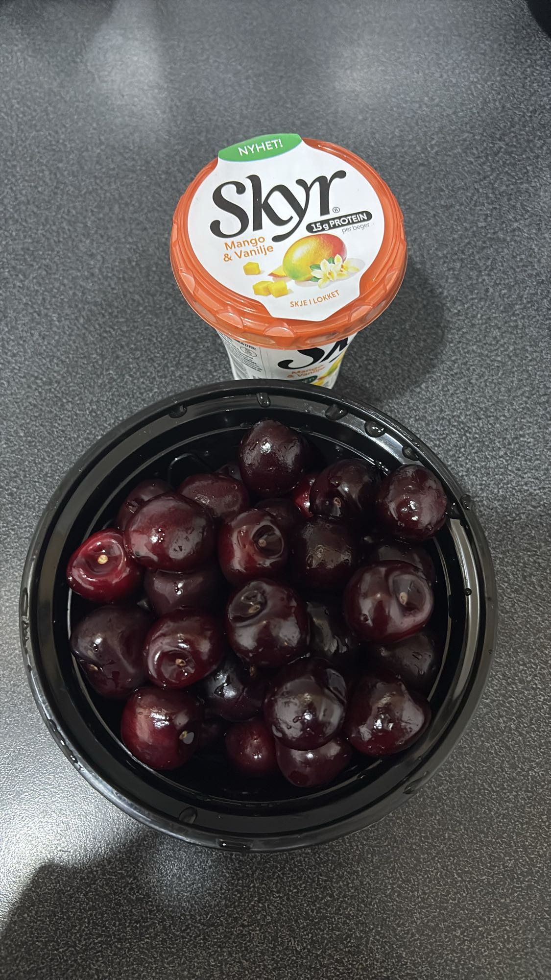 Skyr med kirsebær