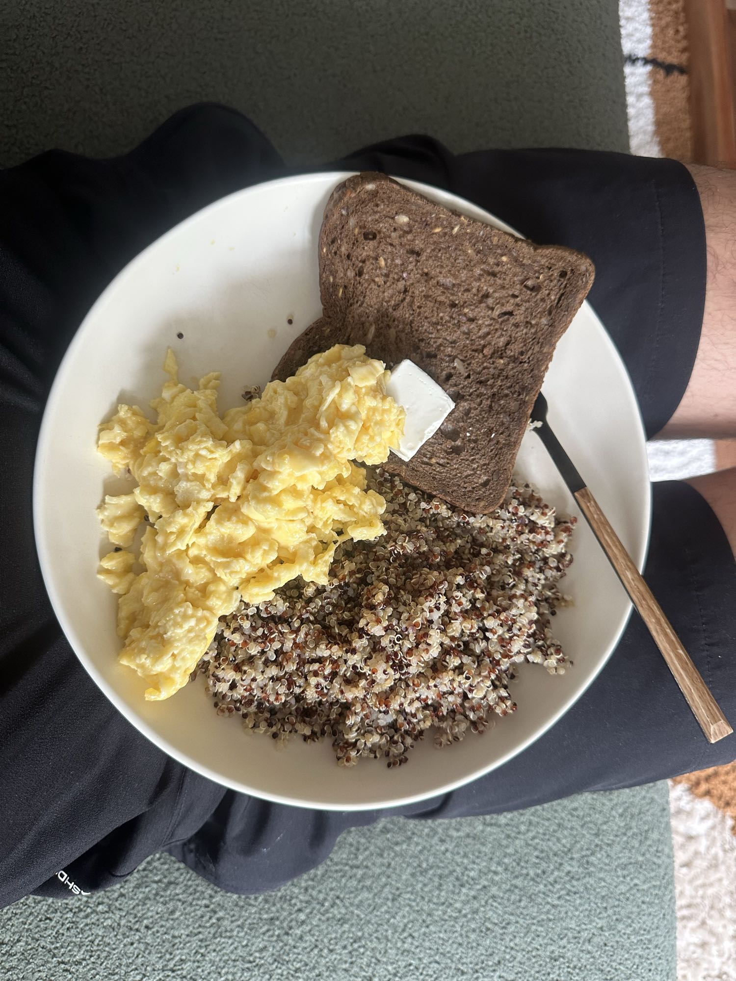 Oeufs brouillés et quinoa