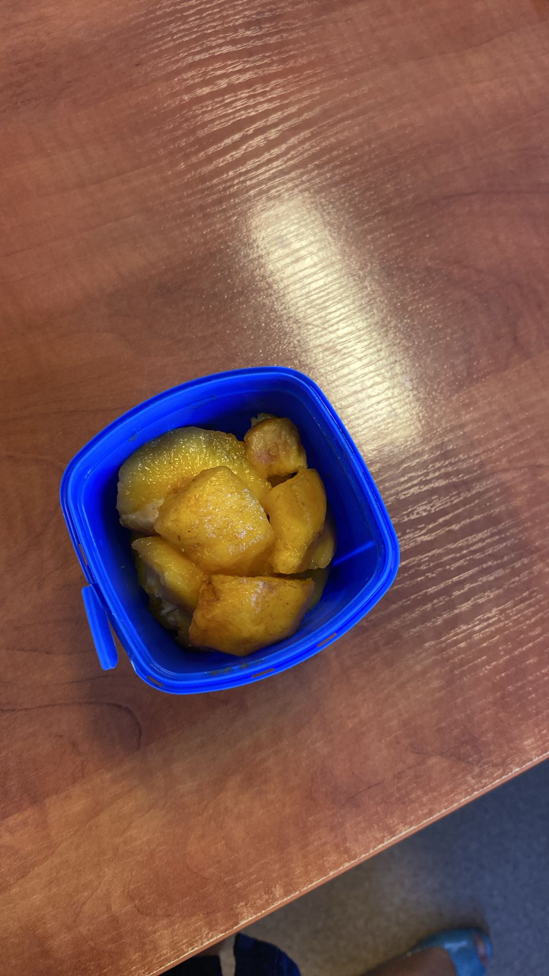 Brzoskwinie w pojemniku