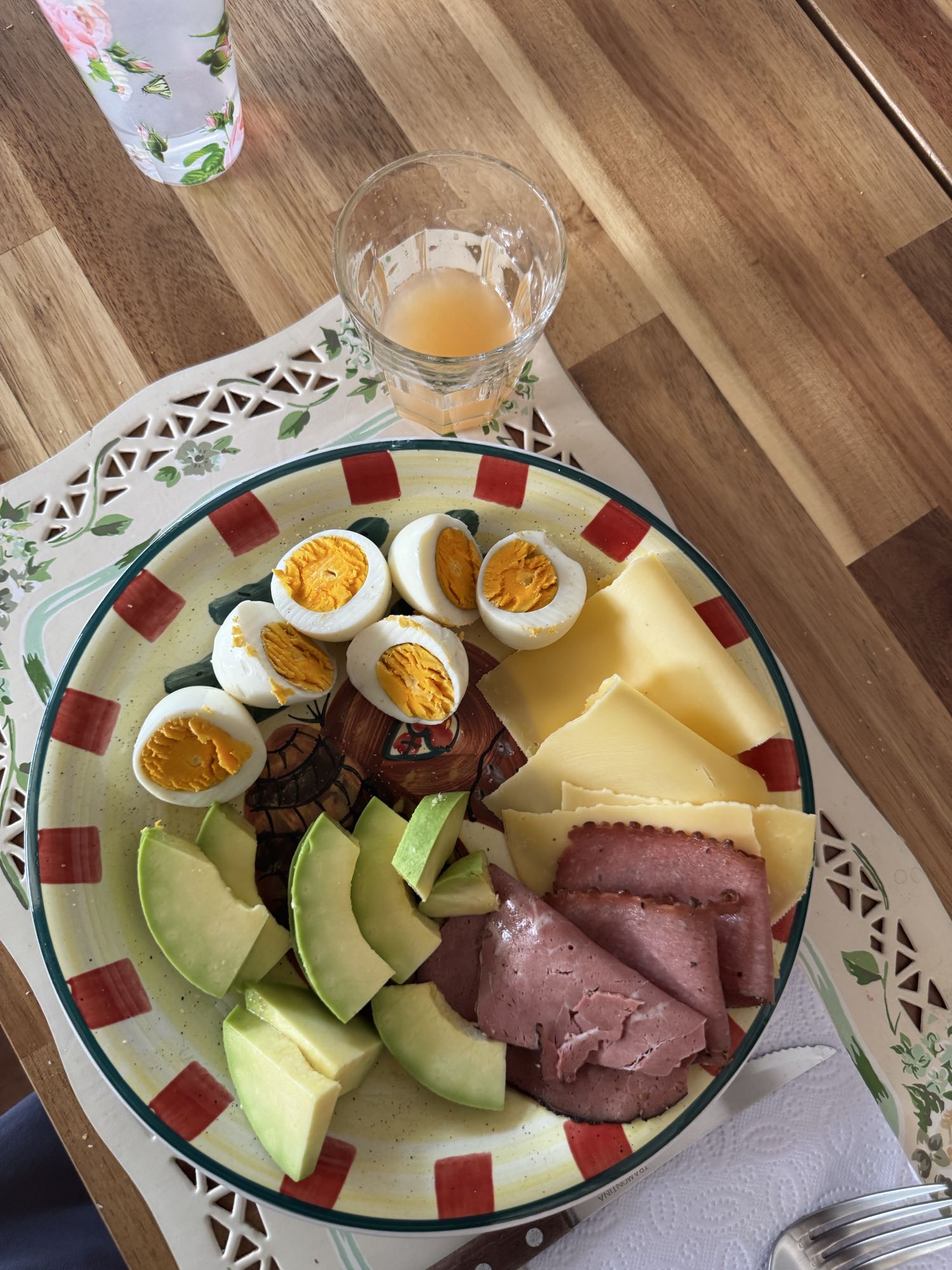 plato con huevos y queso