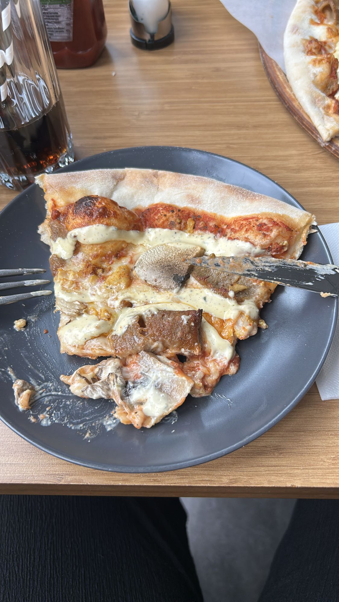 Кусок пиццы с грибами