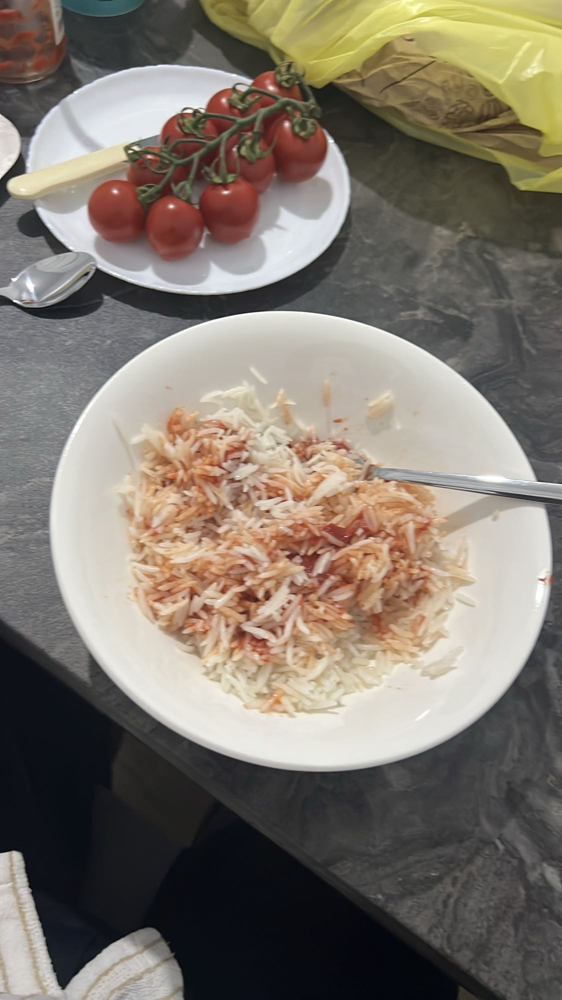 բրինձ լոլիկով