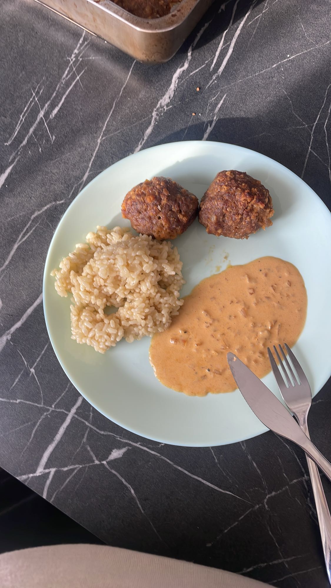 Köttbullar med ris och sås