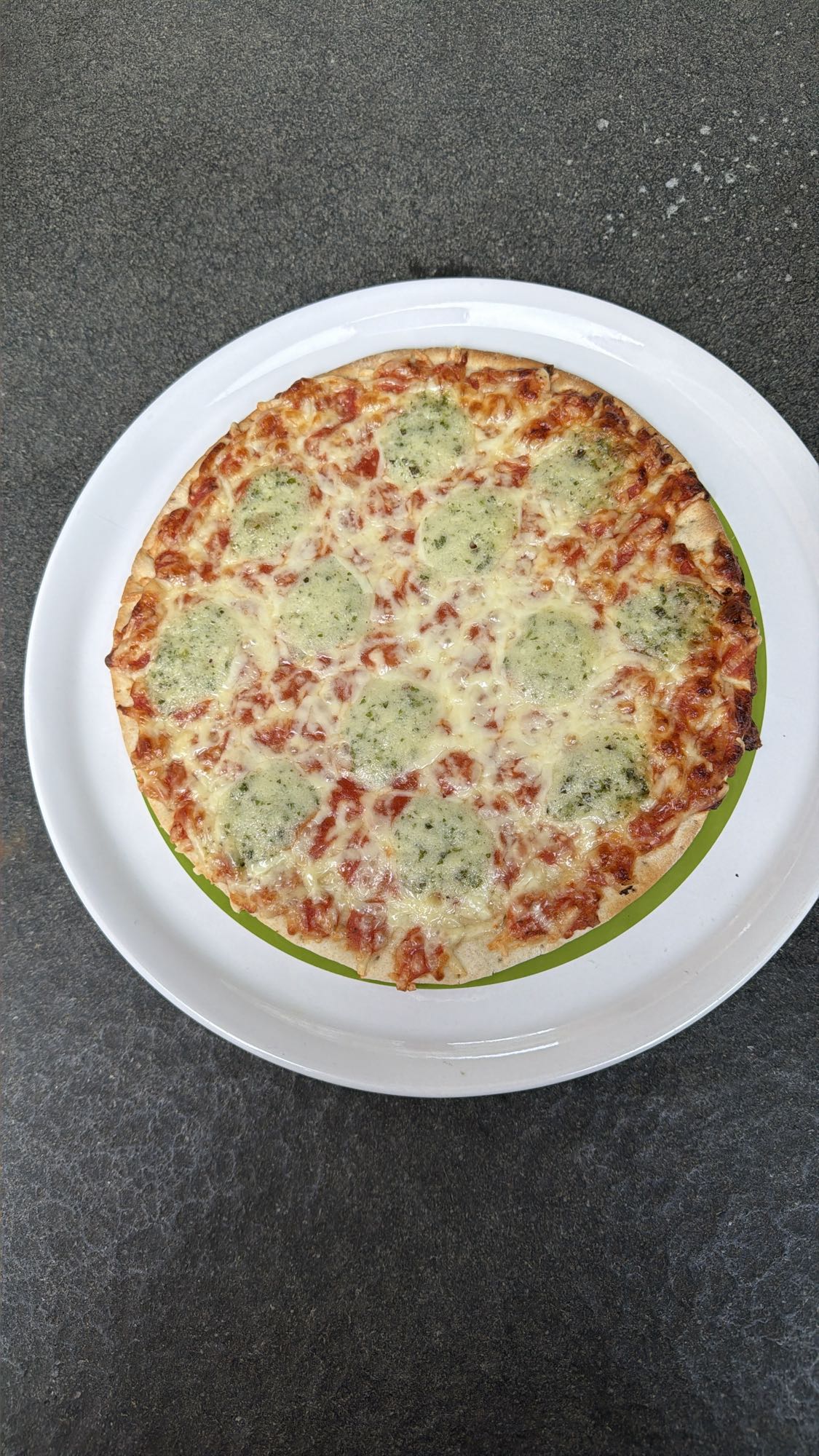 Pizza met kaas en pesto