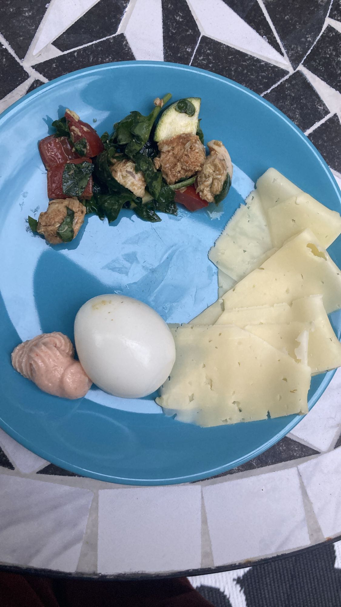 Ägg med ost, kaviar och sallad