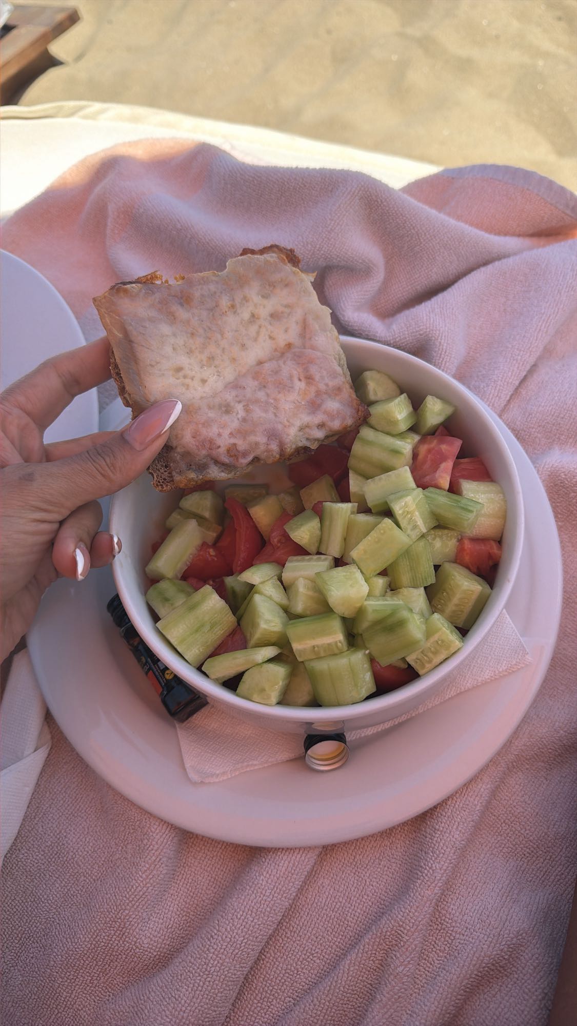 Салат и тост с сыром