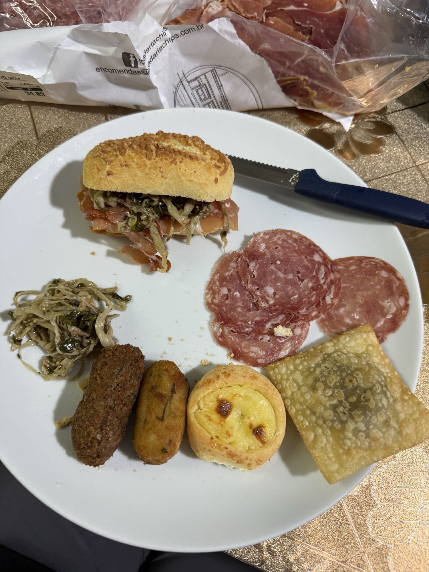 Prato de frios e salgados