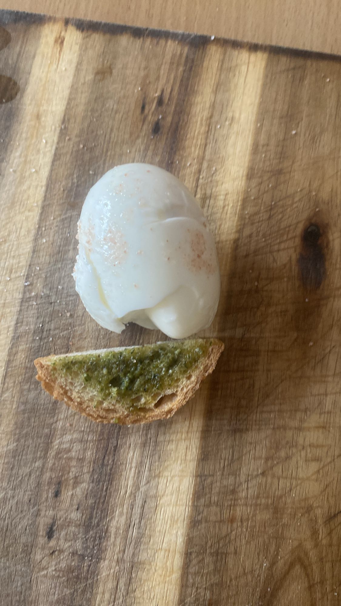 jajko z grzanką pesto
