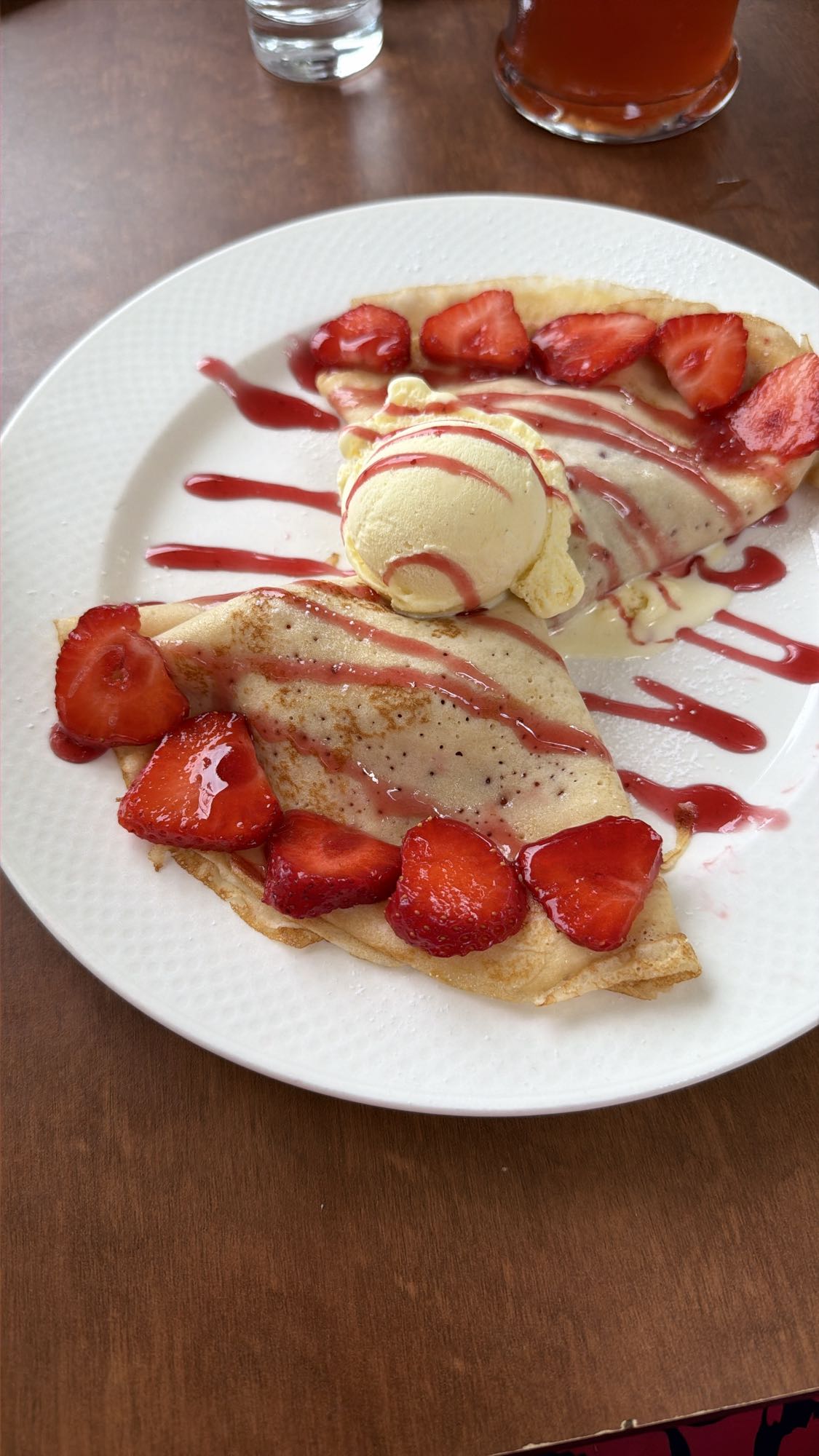 Erdbeer-Crêpes mit Eis