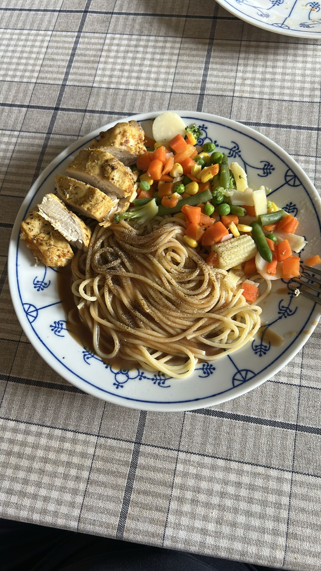 Курица с пастой и овощами