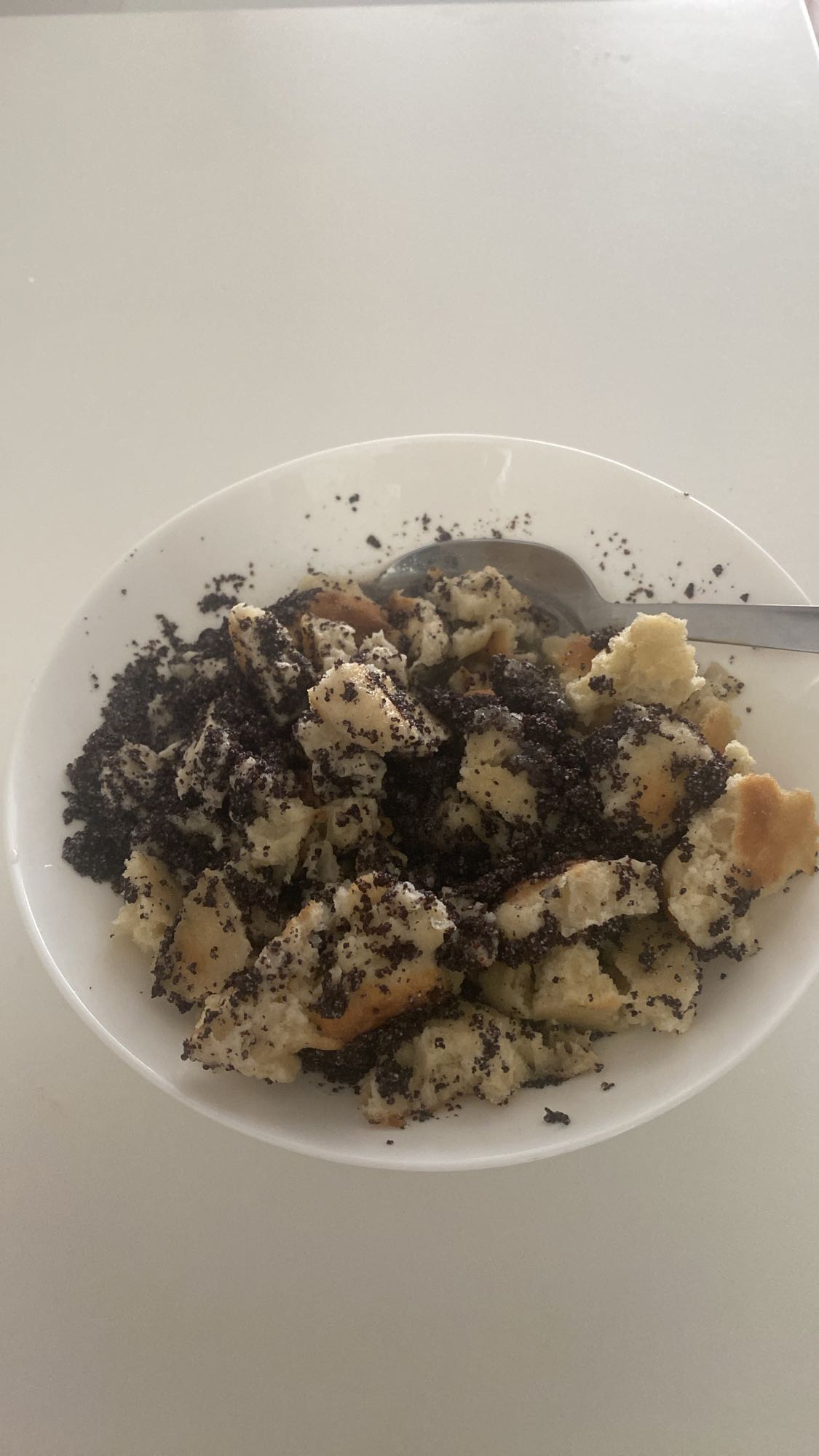 Шматочки булки з маком