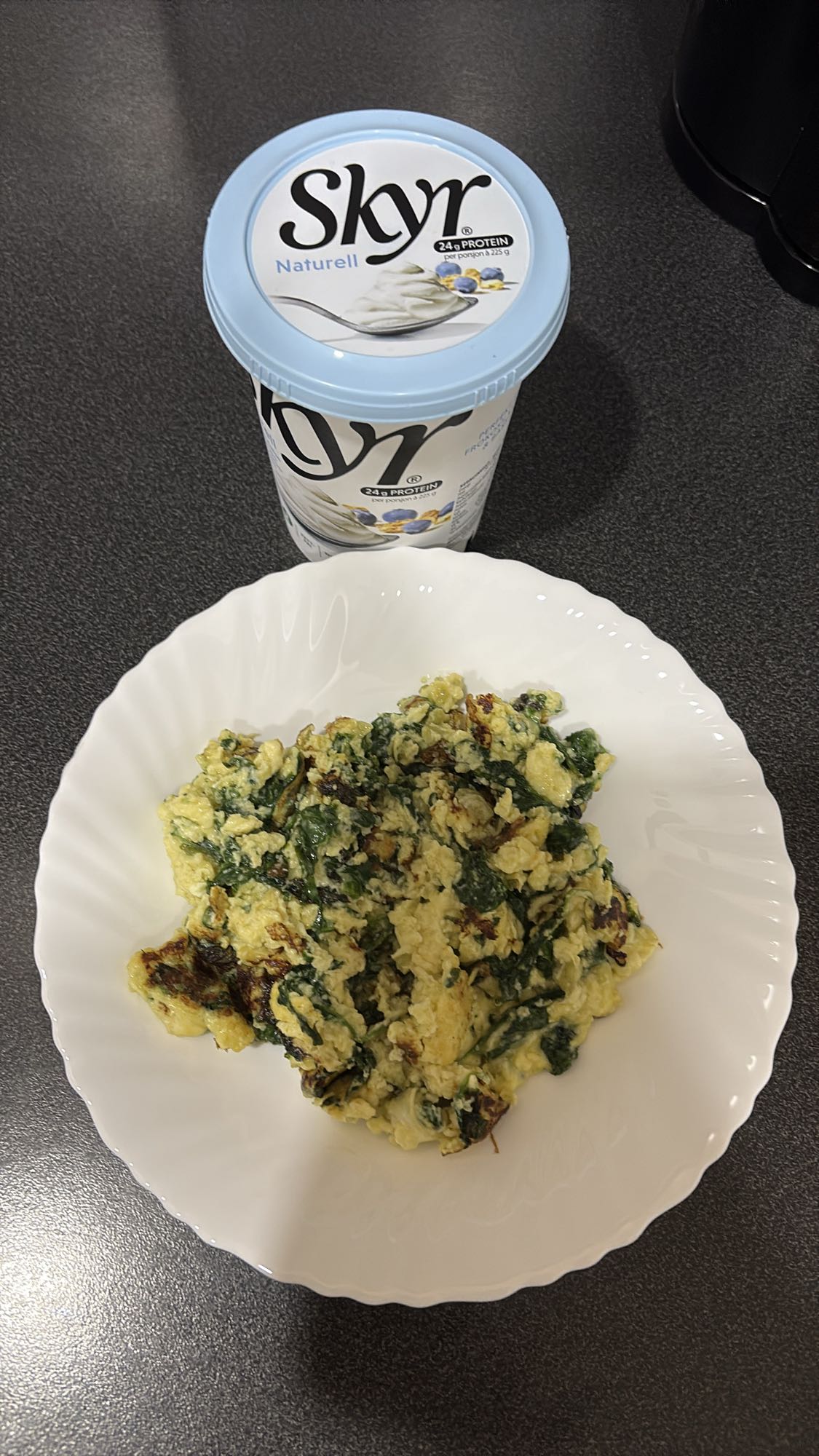 Eggerøre med spinat og skyr