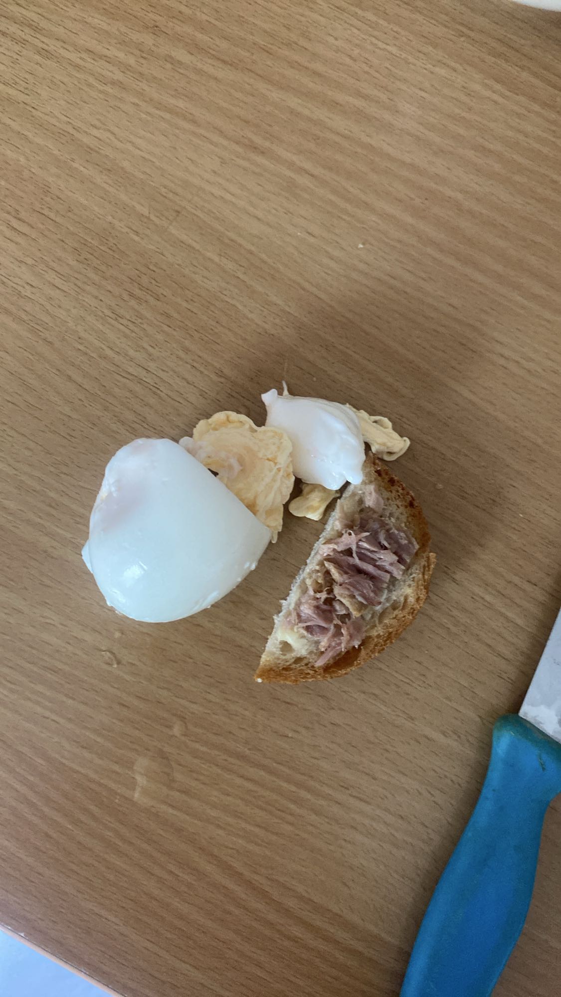 Jajko z pieczywem i tuńczykiem
