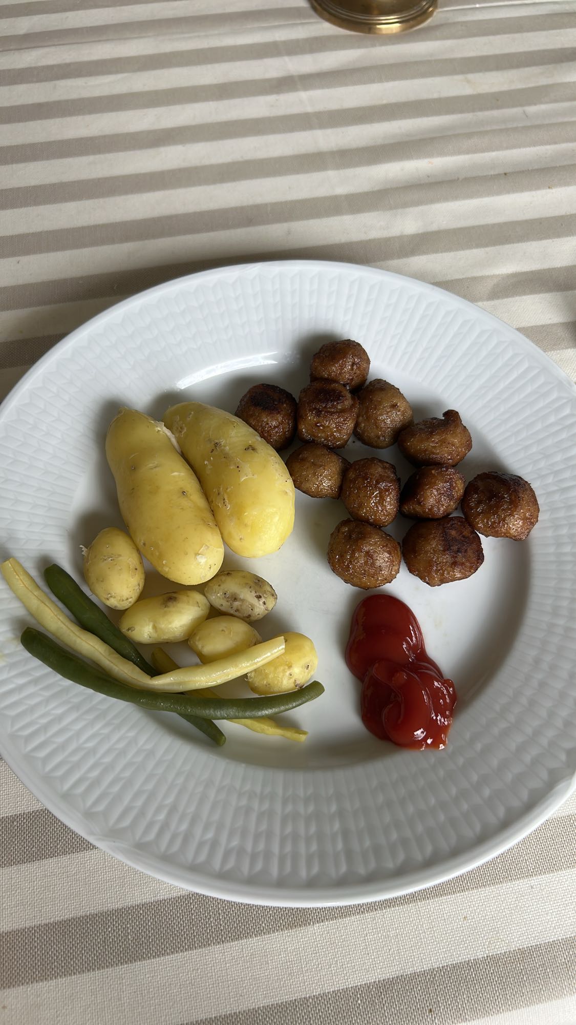 Köttbullar med potatis