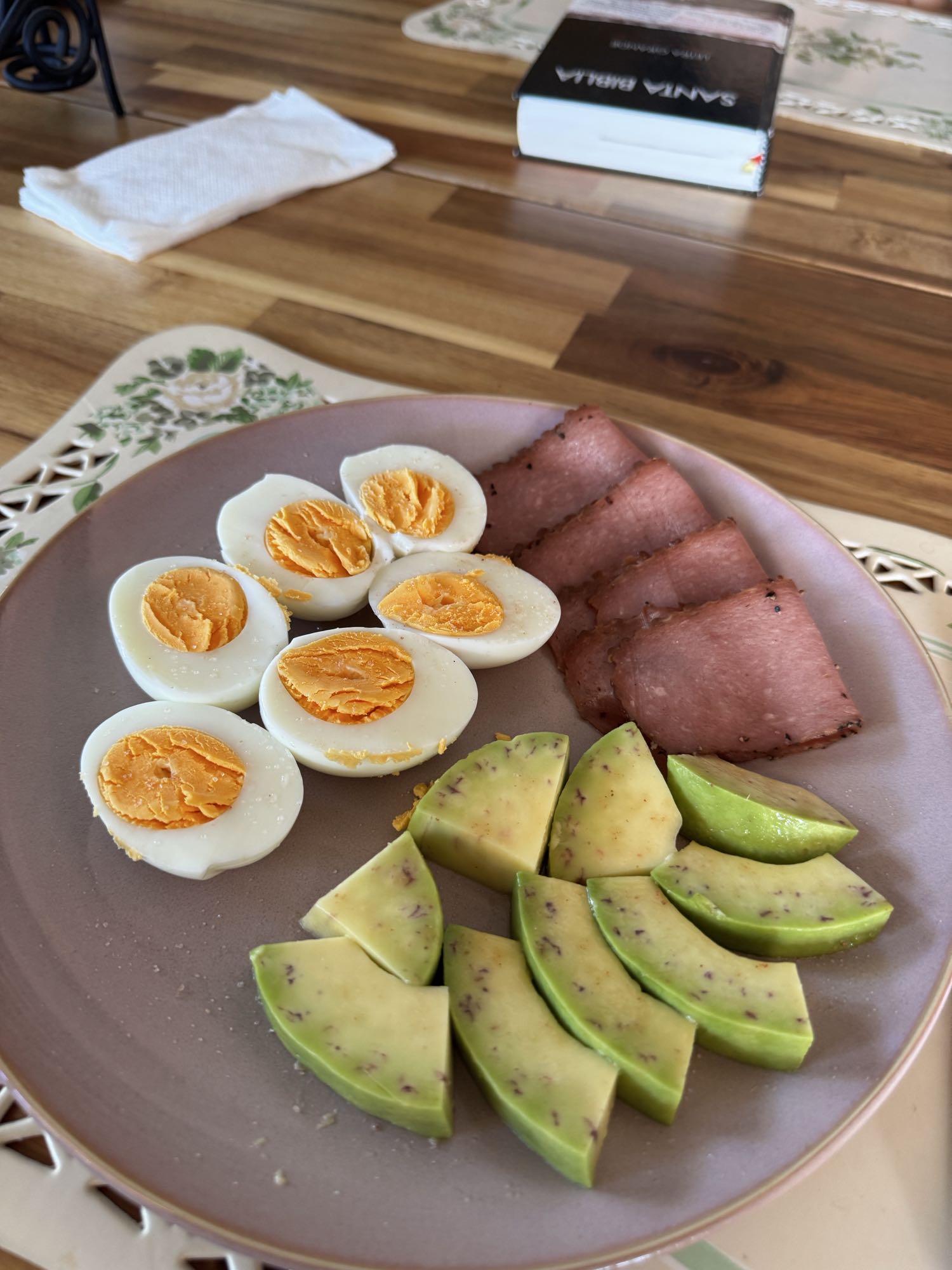 huevos con jamon y aguacate