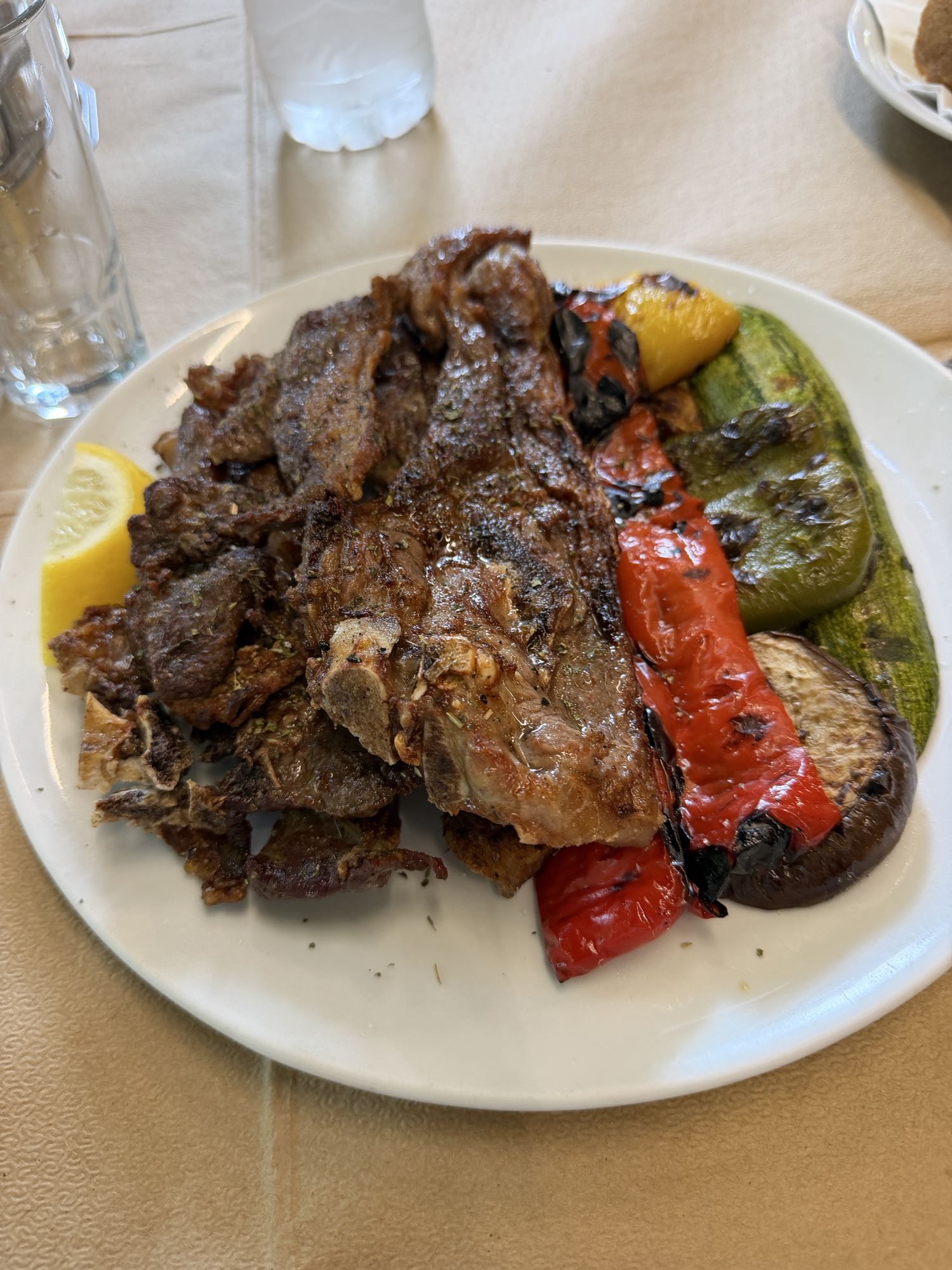 Costolette di agnello alla griglia con verdure grigliate