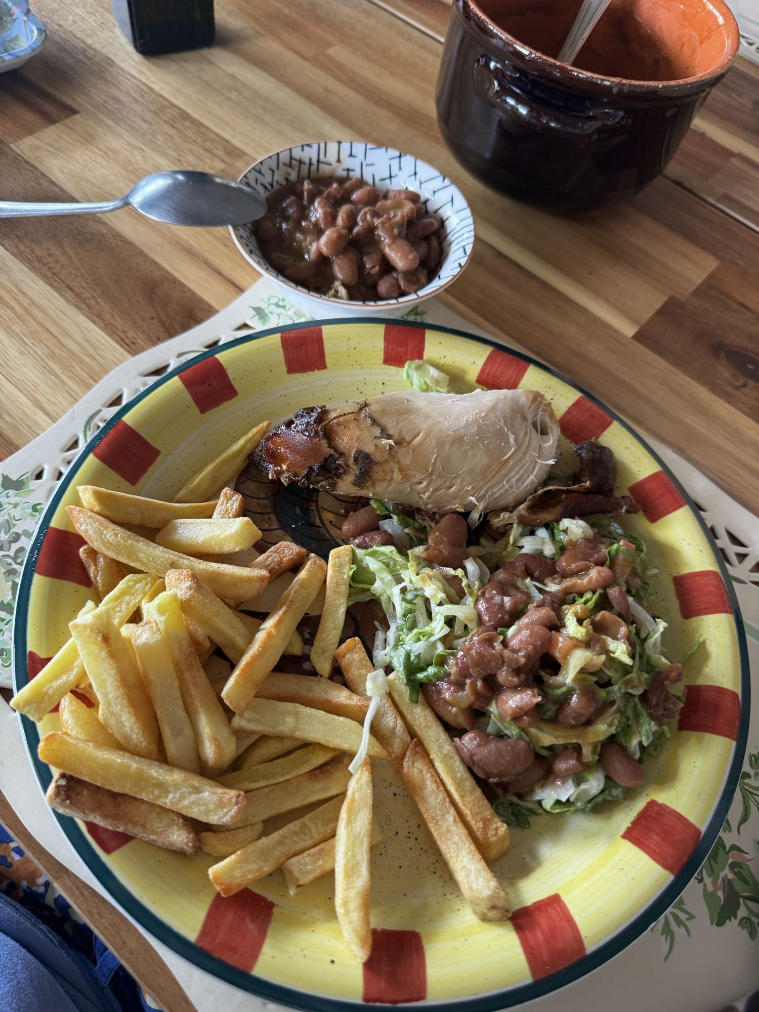 pollo con papas y frijoles