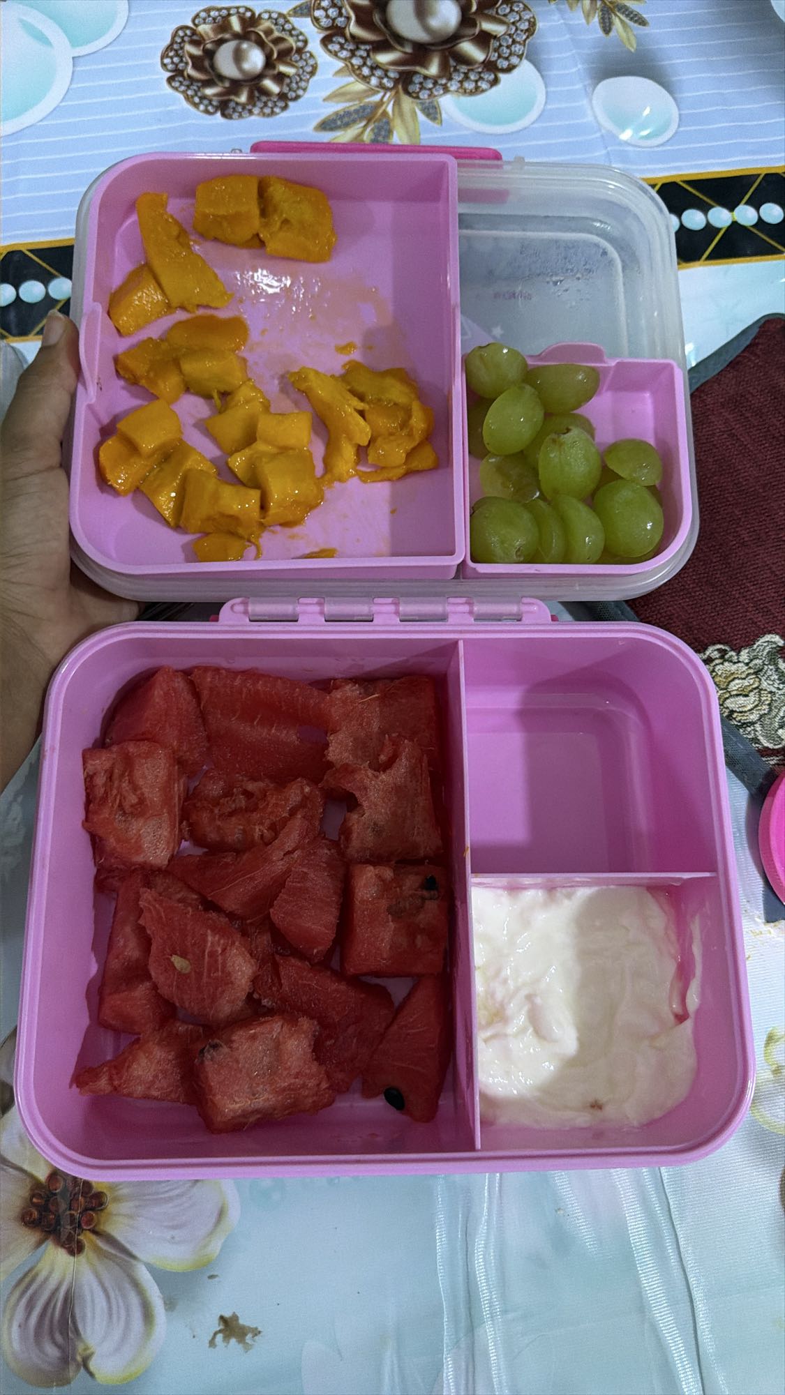 علبة فواكه مع زبادي