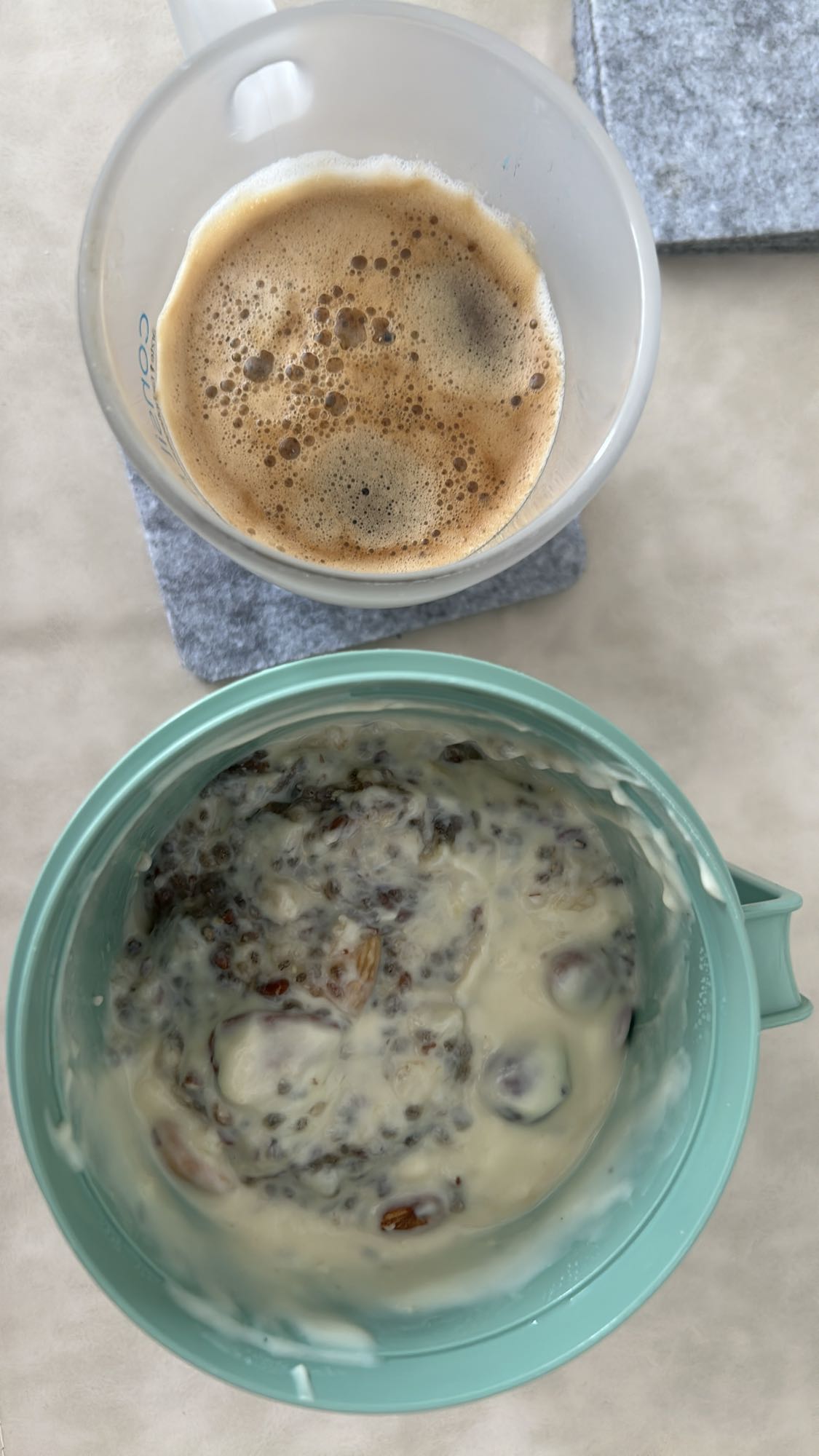 yogur con chía y café
