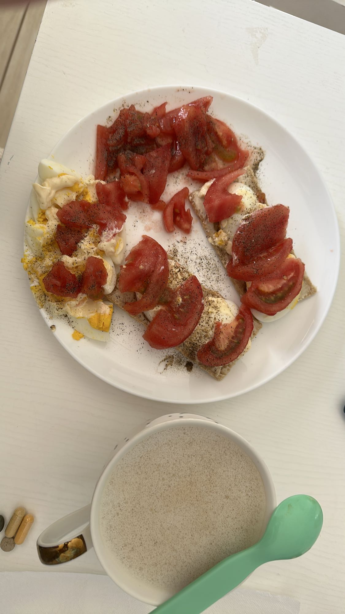 Kanapki z jajkiem i pomidorem