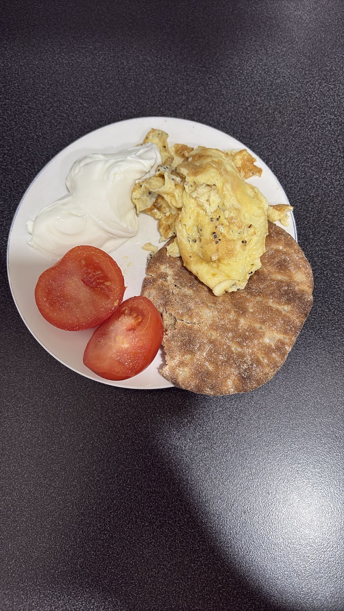 Egg med brød og yoghurt
