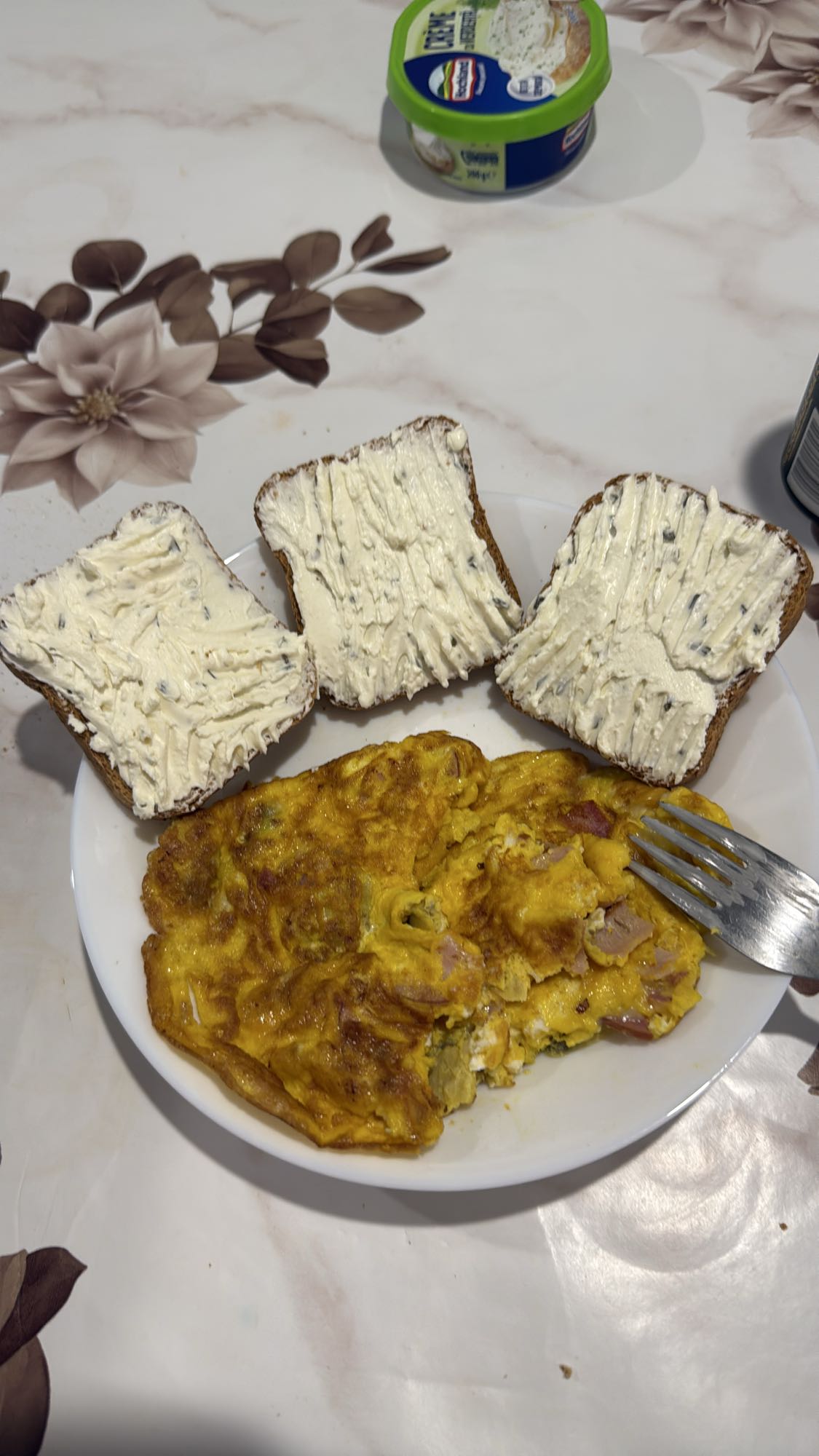 Omletă cu pâine și cremă
