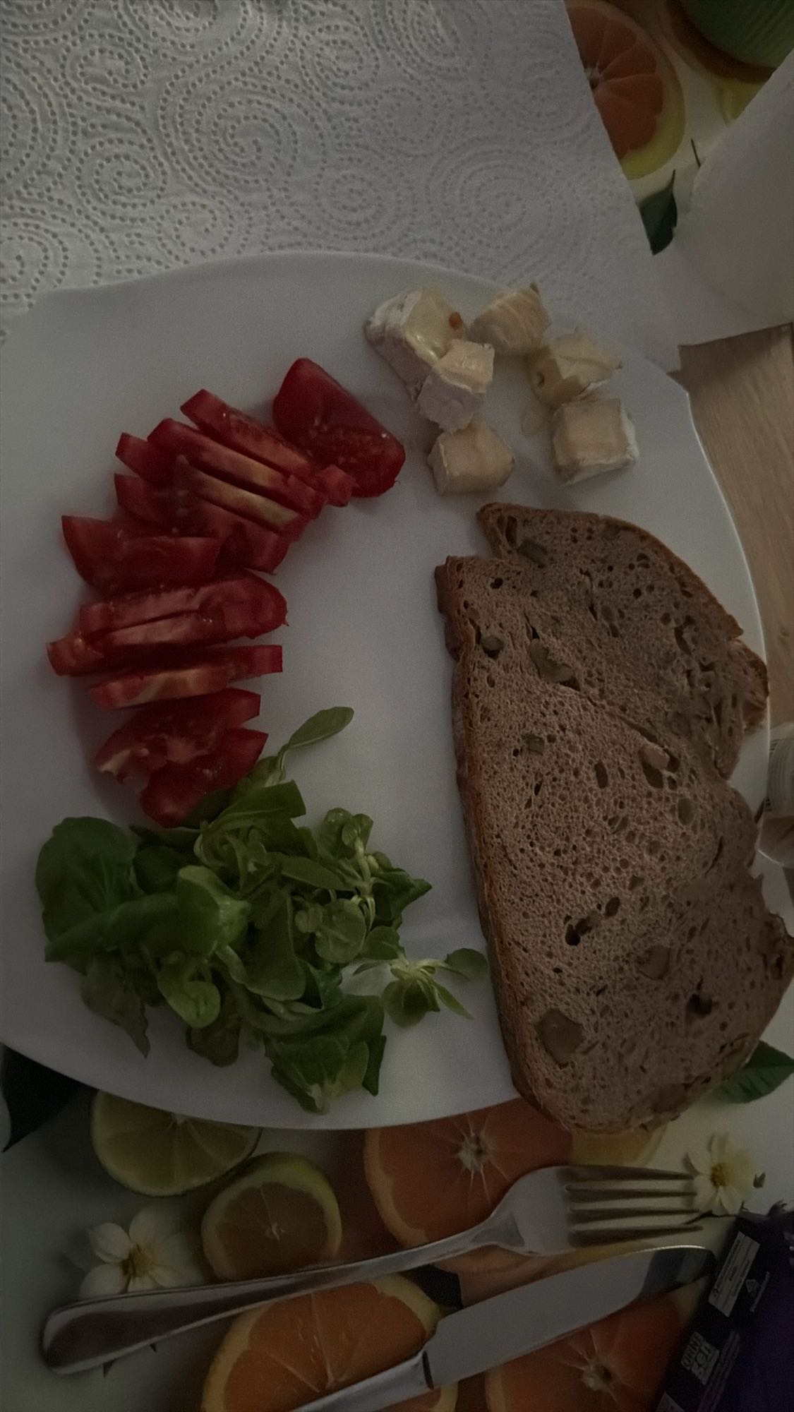 Brot mit Tomate und Käse