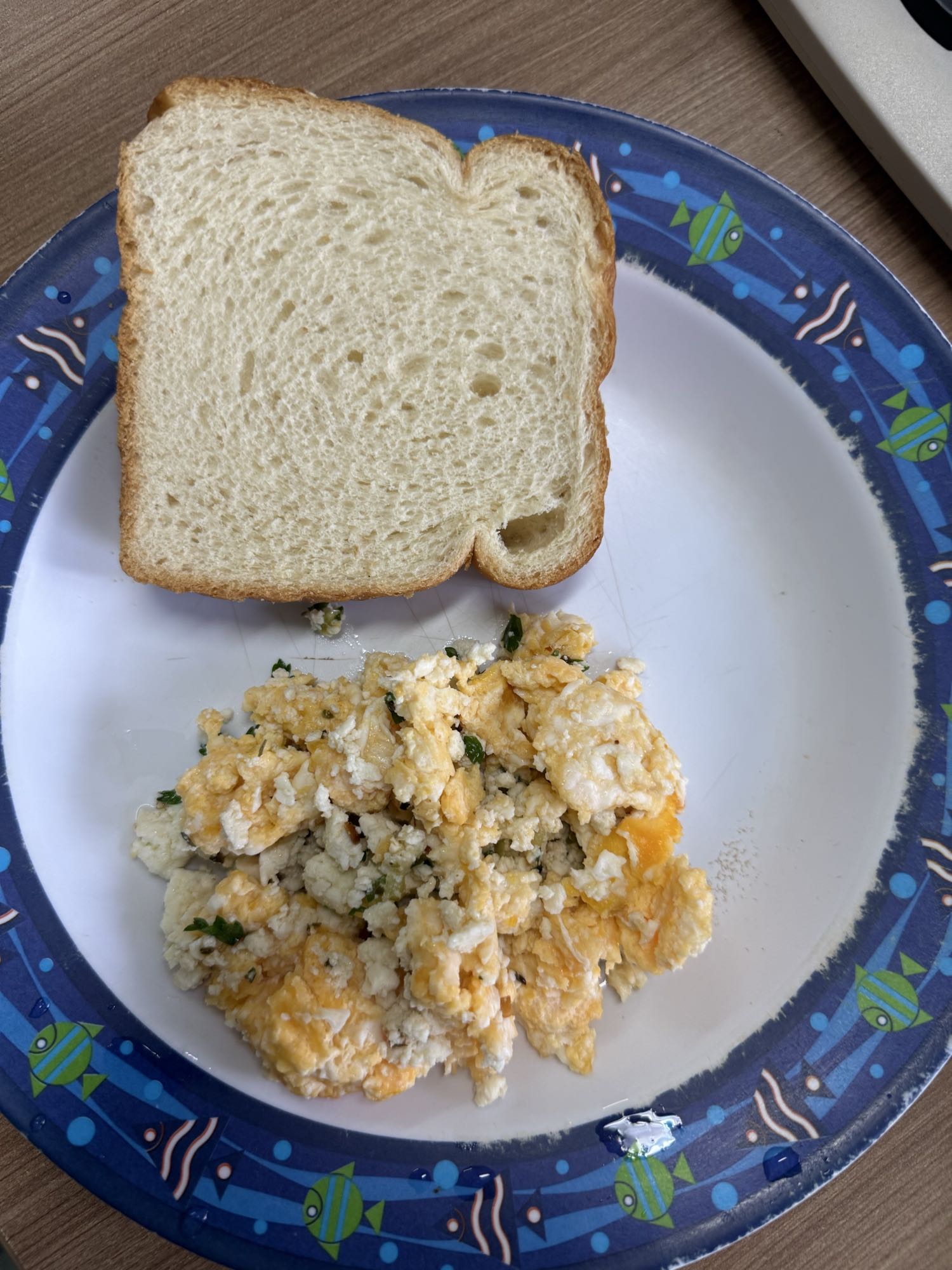 ovos mexidos com pão