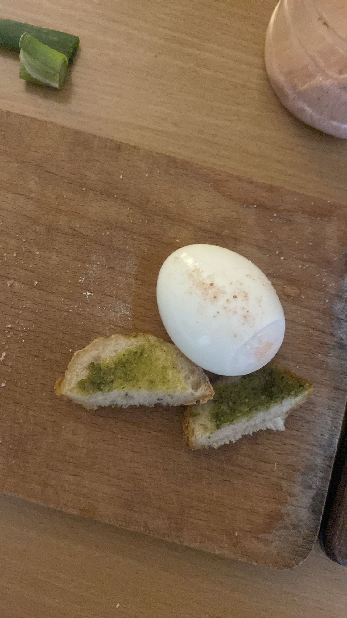 Jajko z pieczywem i pesto