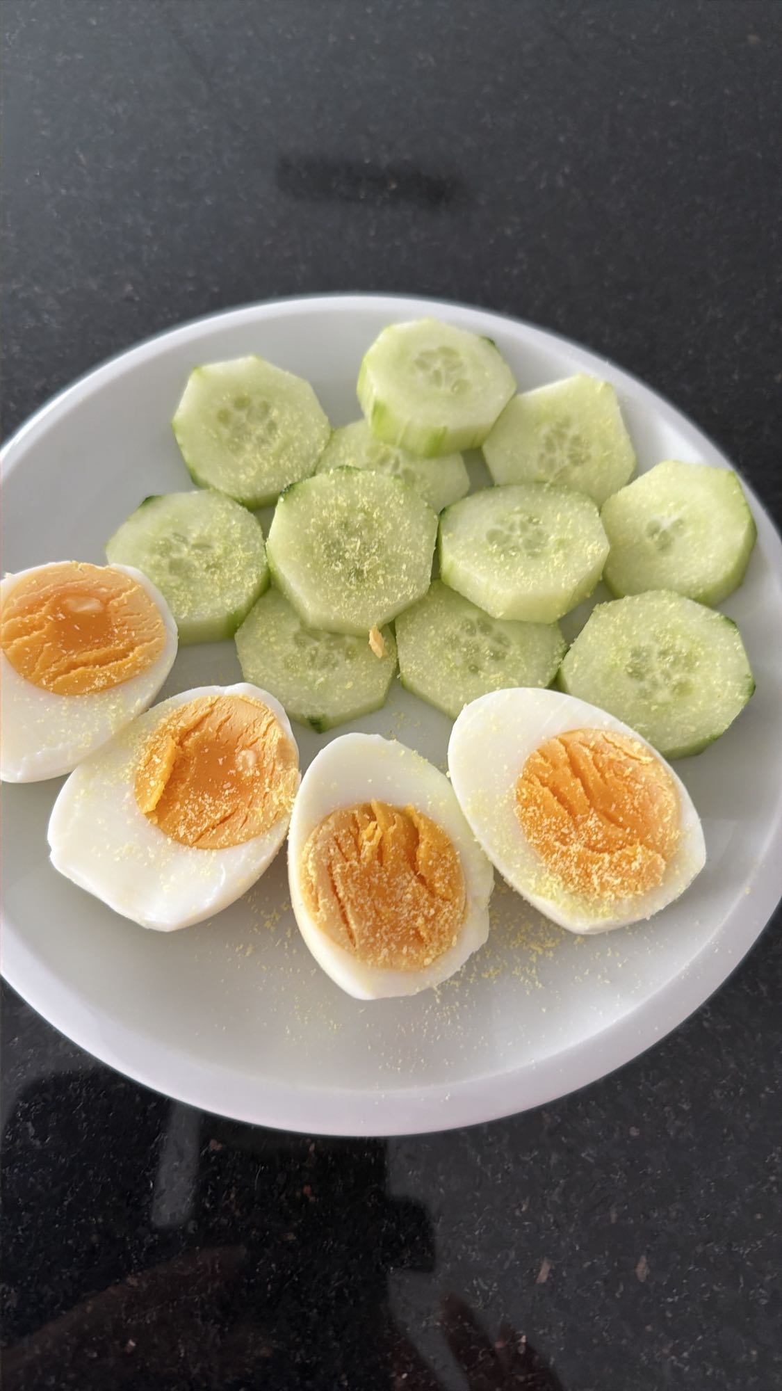 Eier mit Gurke