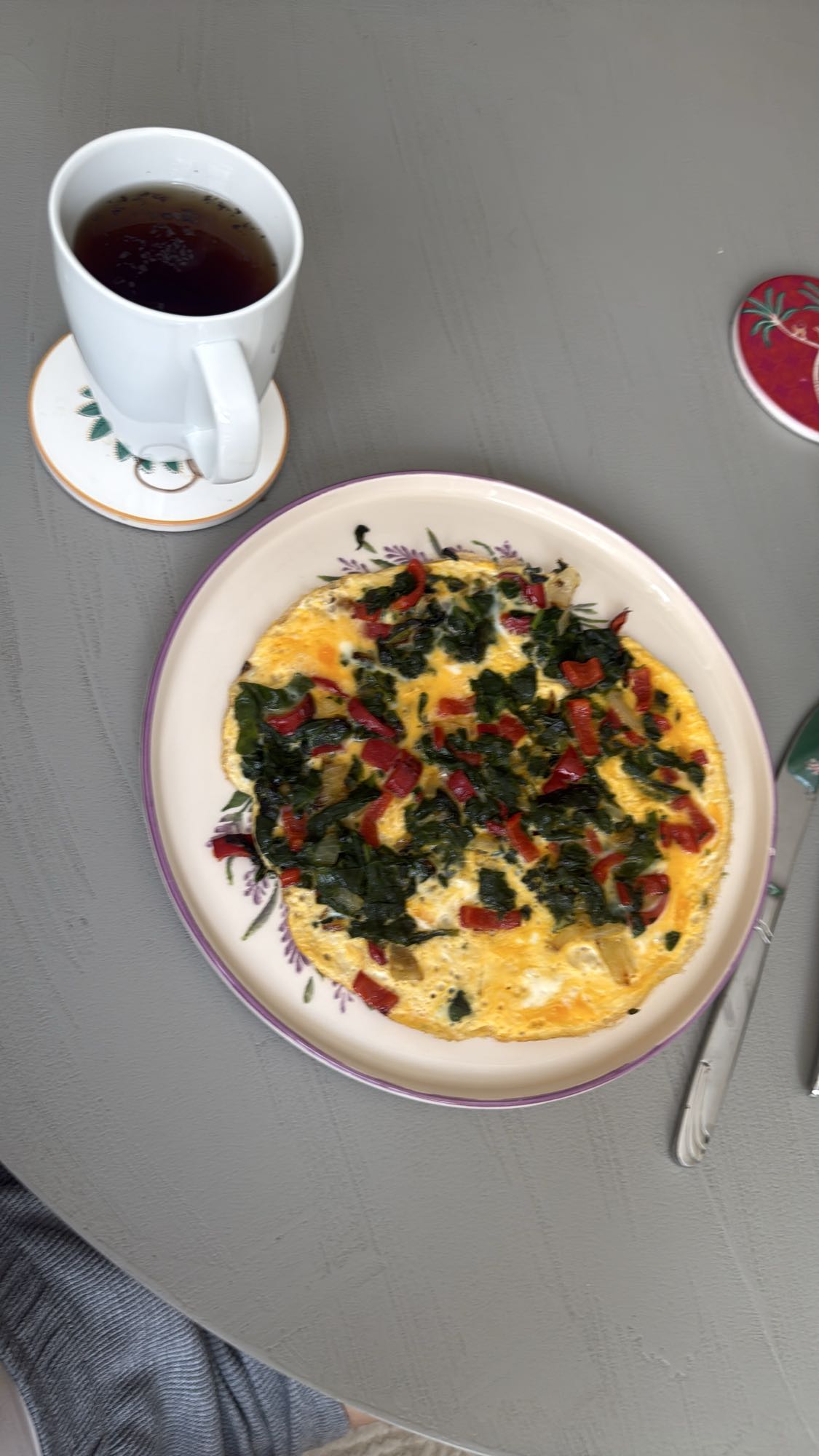 Sebzeli omlet ve çay