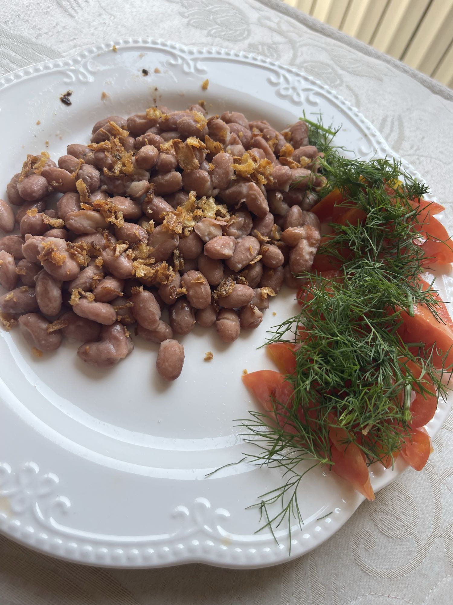 Фасоль с томатом и укропом