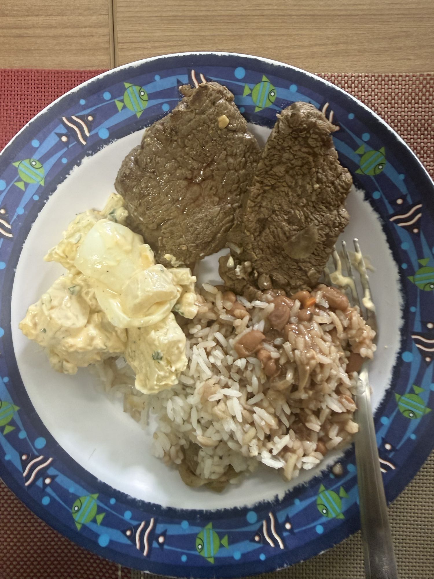 Bife com arroz e salada