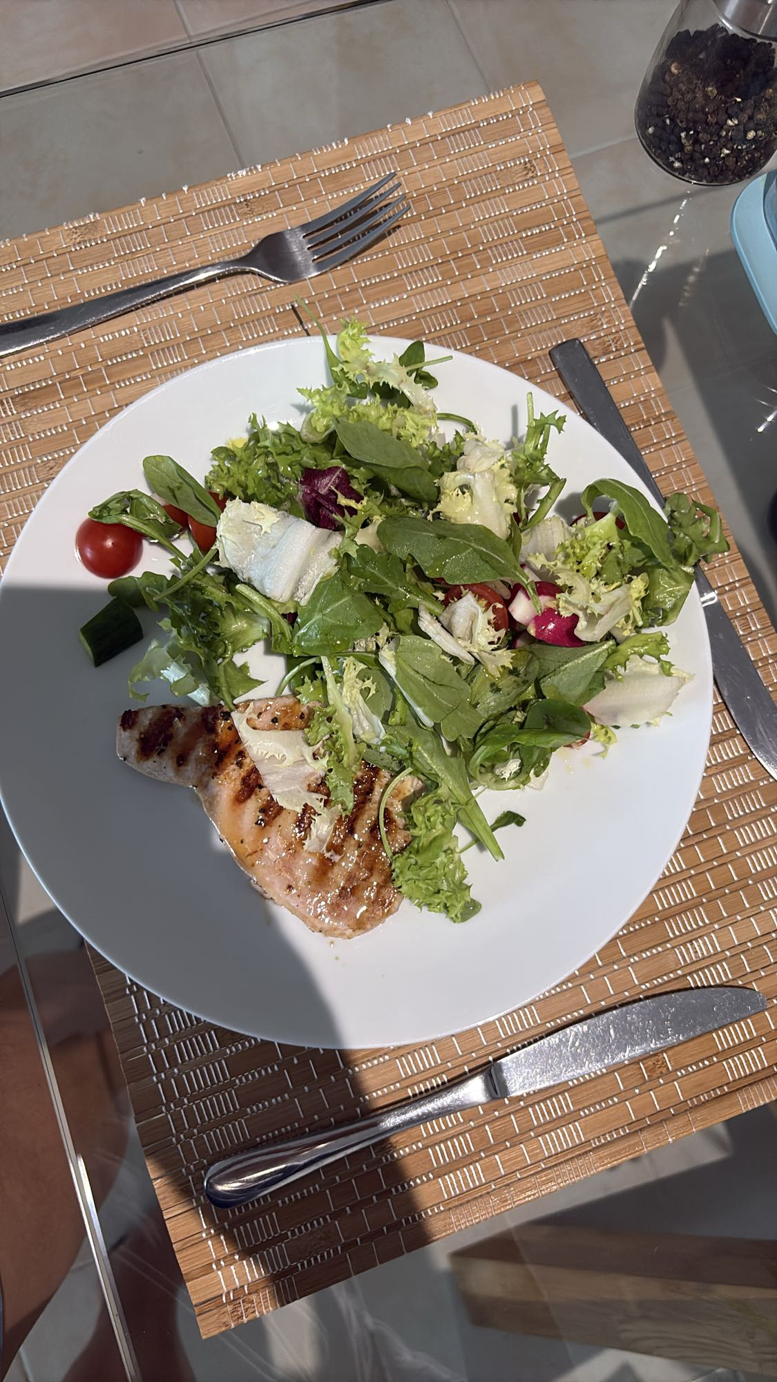 Grilled Tuna Steak Salad