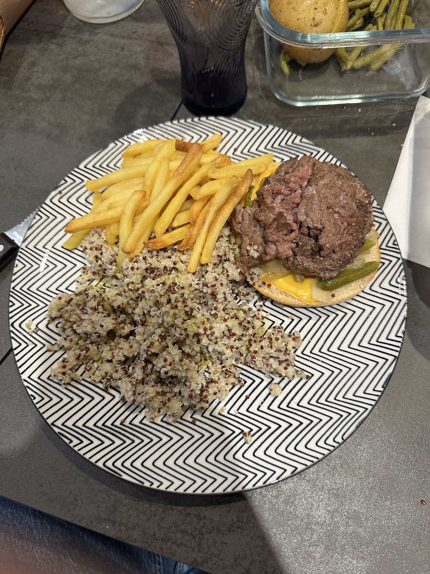 Burger quinoa frites
