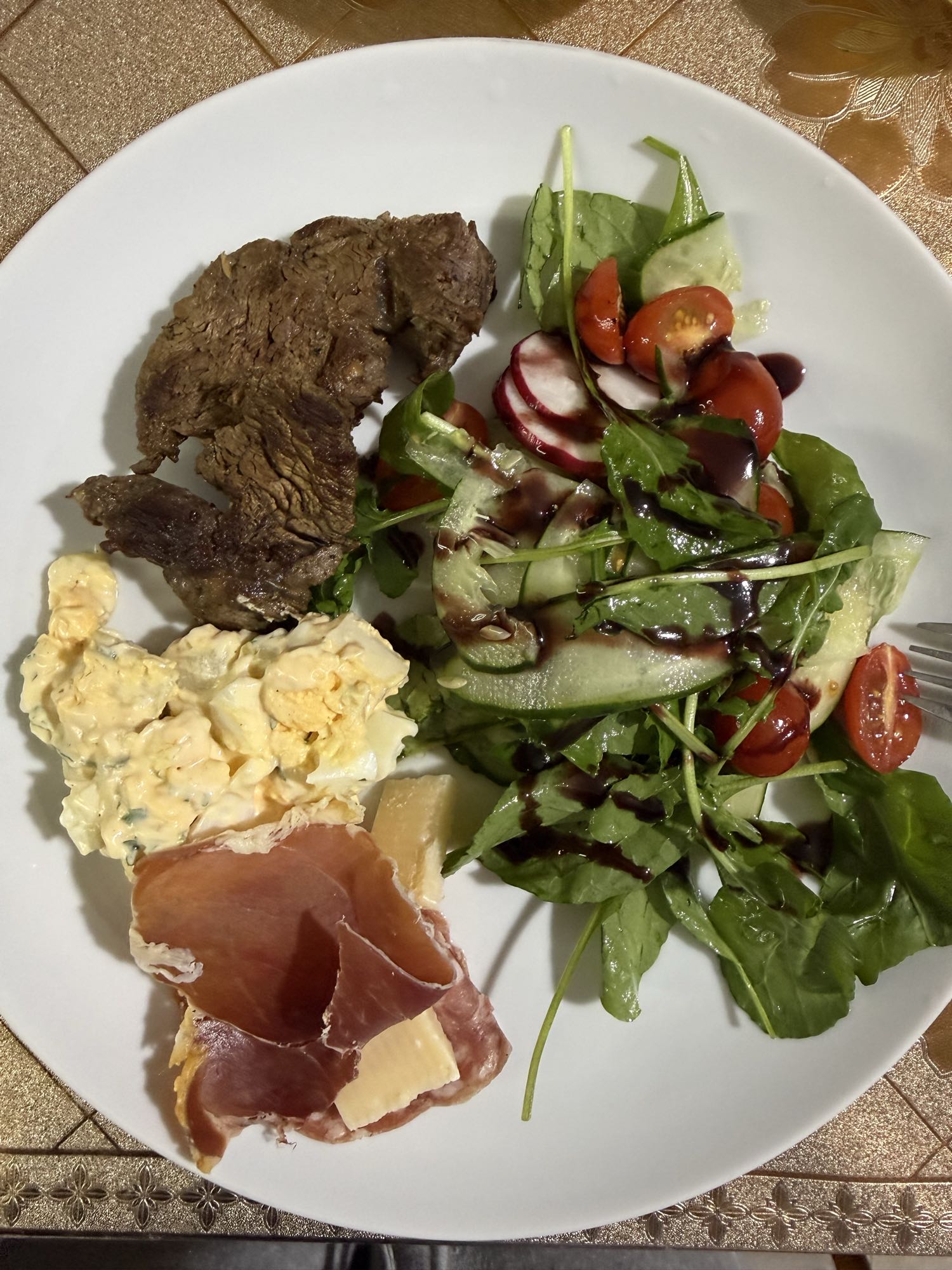 Prato com carne e salada